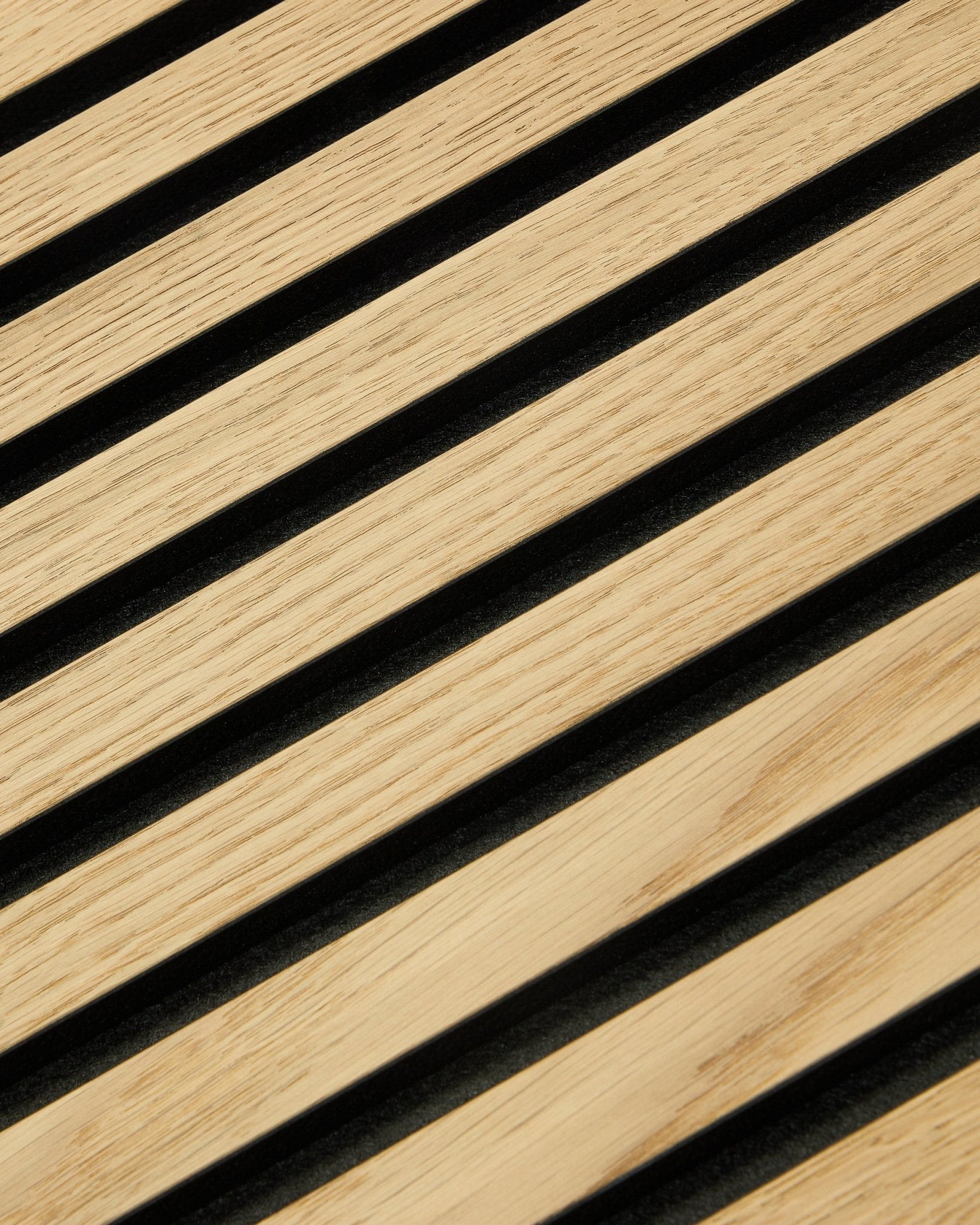 Primo piano del pannello WoodUpp Original Akupanel Pannello acustico con doghe Classic Rovere, retro in feltro black e MDF, misura 300x60 cm, per interni nordici contemporanei.