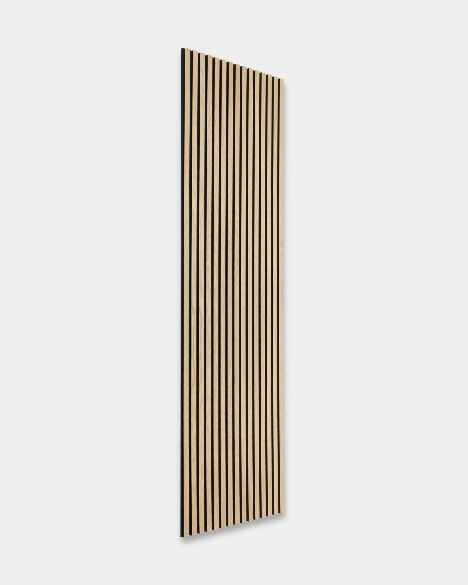 WoodUpp Original Akupanel in Classic Rovere con supporto in feltro black e MDF black, design scandinavo, presentato su uno sfondo semplice grigio chiaro.
