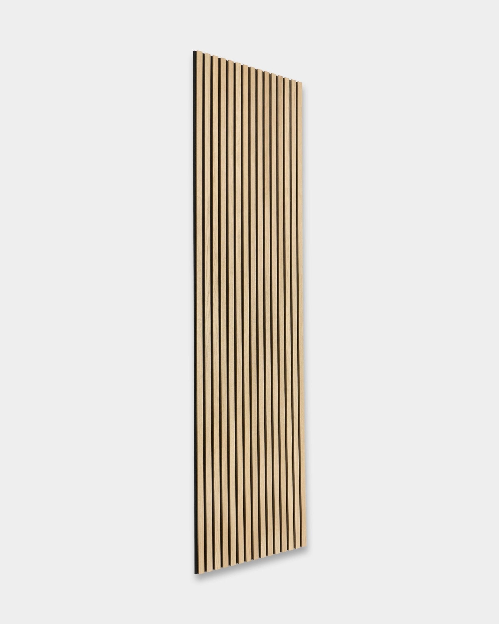 WoodUpp Original Akupanel Pannello acustico in Classic Rovere con supporto in feltro black, 300x60 cm, con doghe vertical distribuite in modo uniforme in un design nordico.