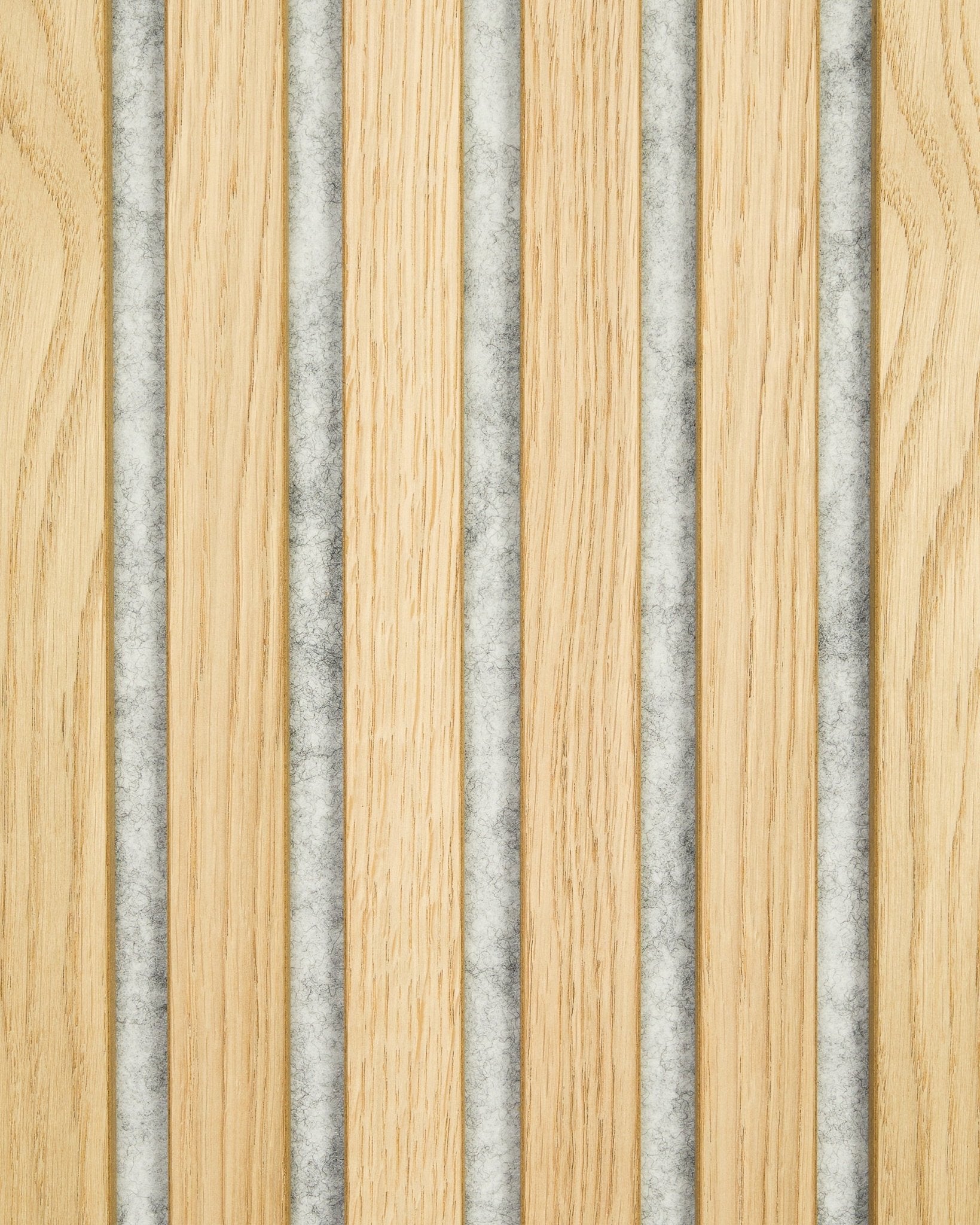 Campione Akupanel di WoodUpp in Classic Rovere, con doghe in legno alternate e pannelli in feltro grey, che esprime un design nordico Pannello acustico moderno e geometrico.
