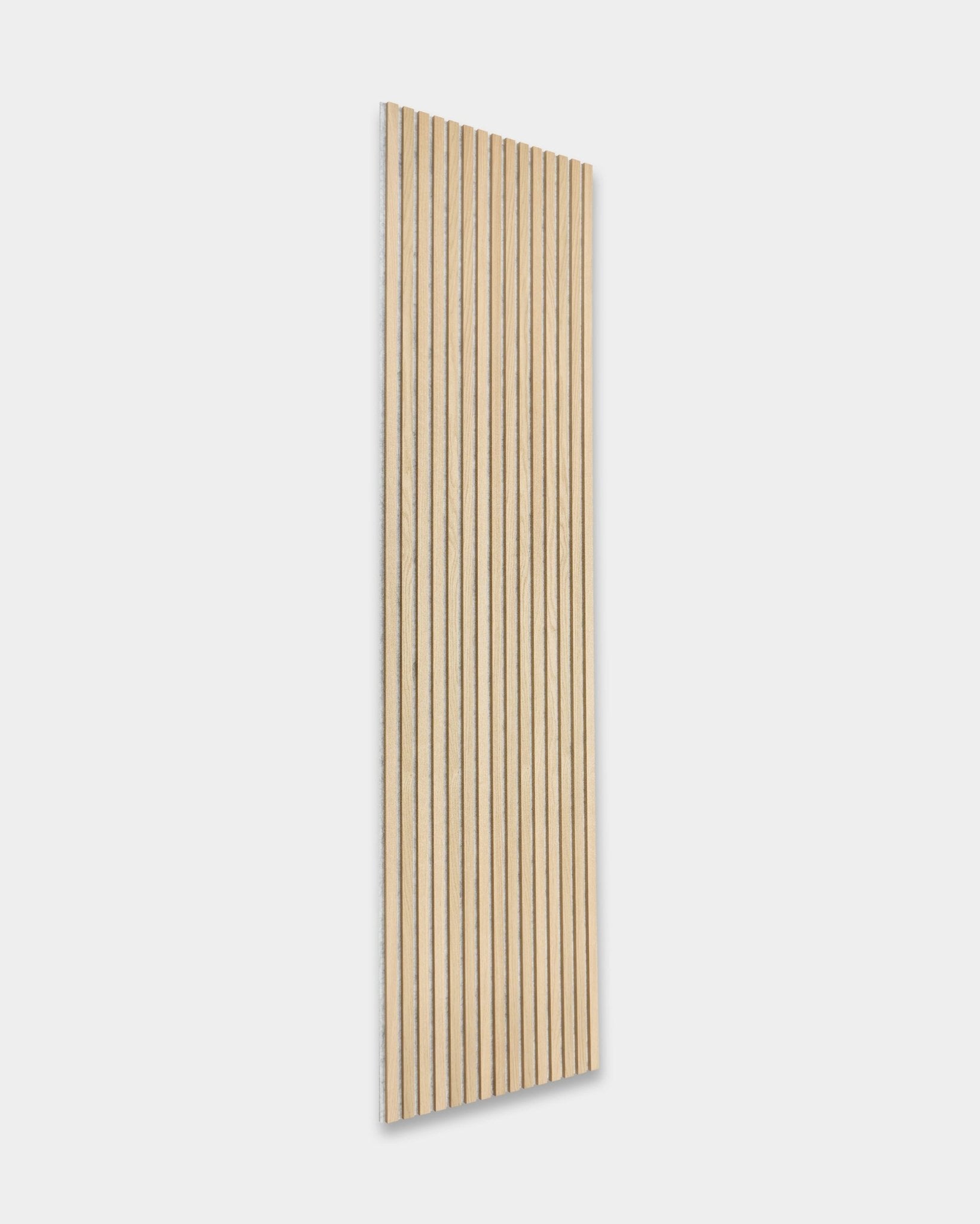 WoodUpp Akupanel Pannello acustico in Classic Rovere con supporto in feltro Grey, 240x60 cm, presenta doghe in legno vertical per un design scandinavo minimalista.