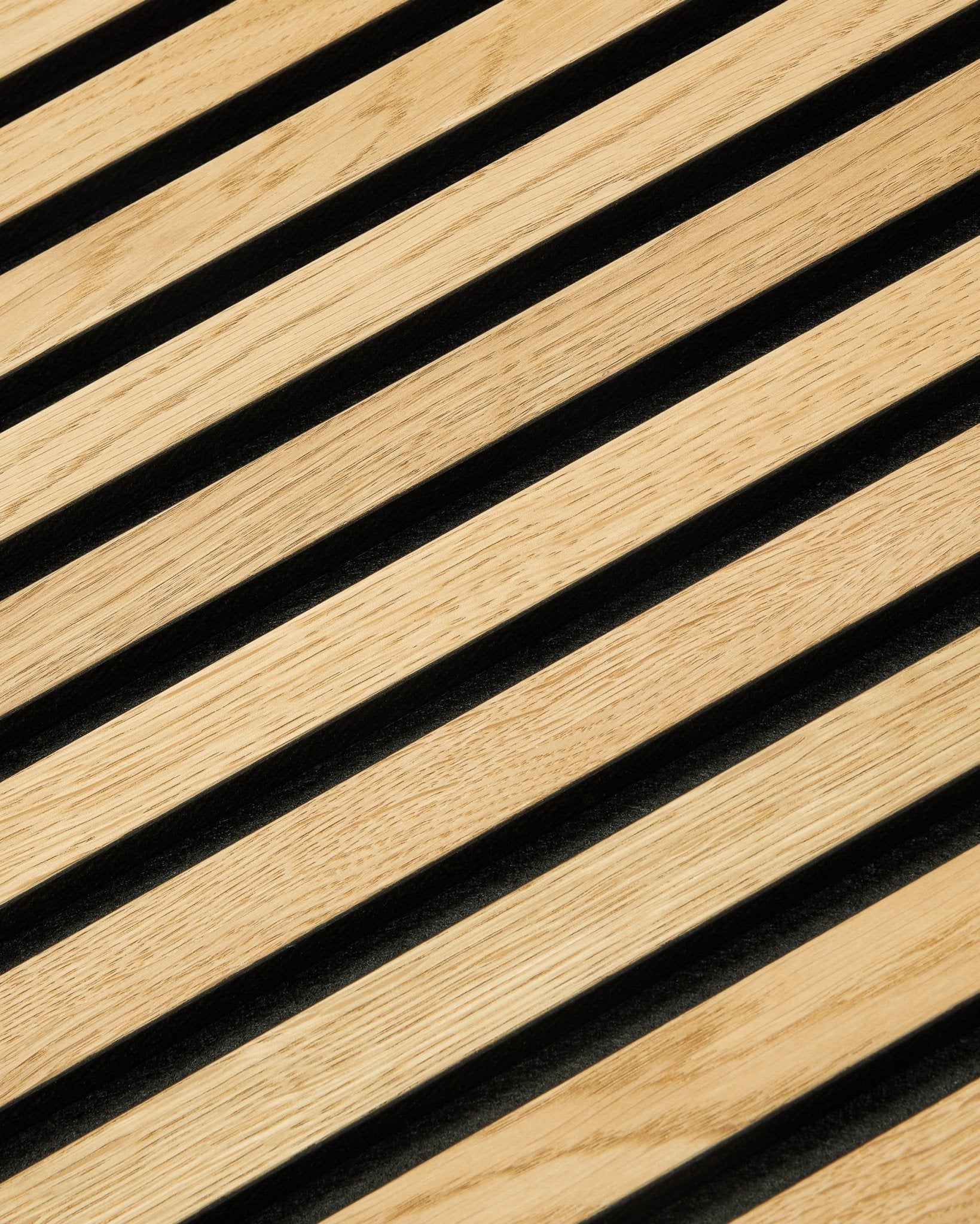 Primo piano di WoodUpp Akupixel Rustic Natural Oak Pannello acustico, 60x60 cm, con un moderno motivo geometrico nordico con linee diagonali e spazi black.