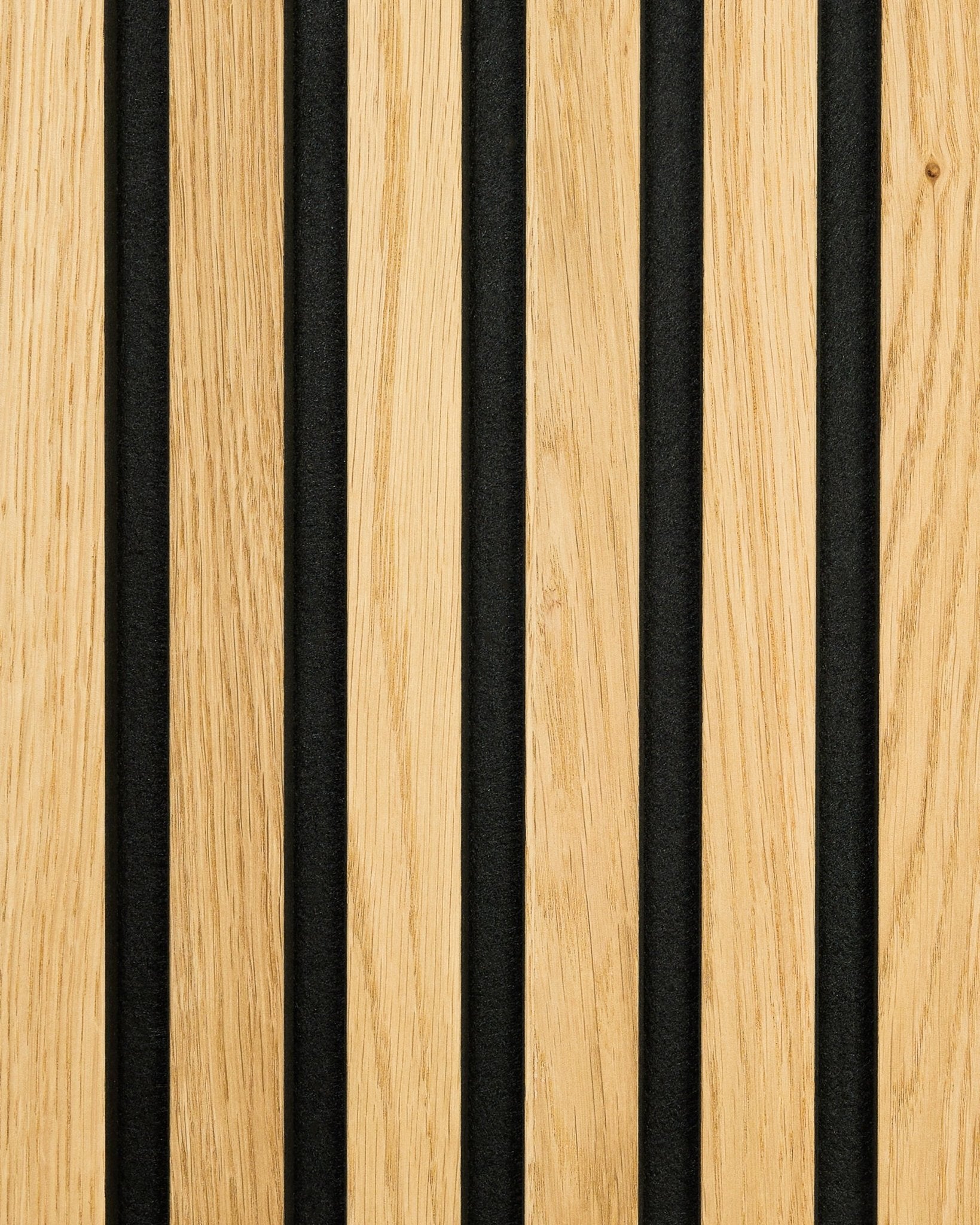 Primo piano del campione WoodUpp Akupanel Rustic in Natural Oak, con doghe in legno chiaro alternate e scanalature acustiche black per l’assorbimento del suono.