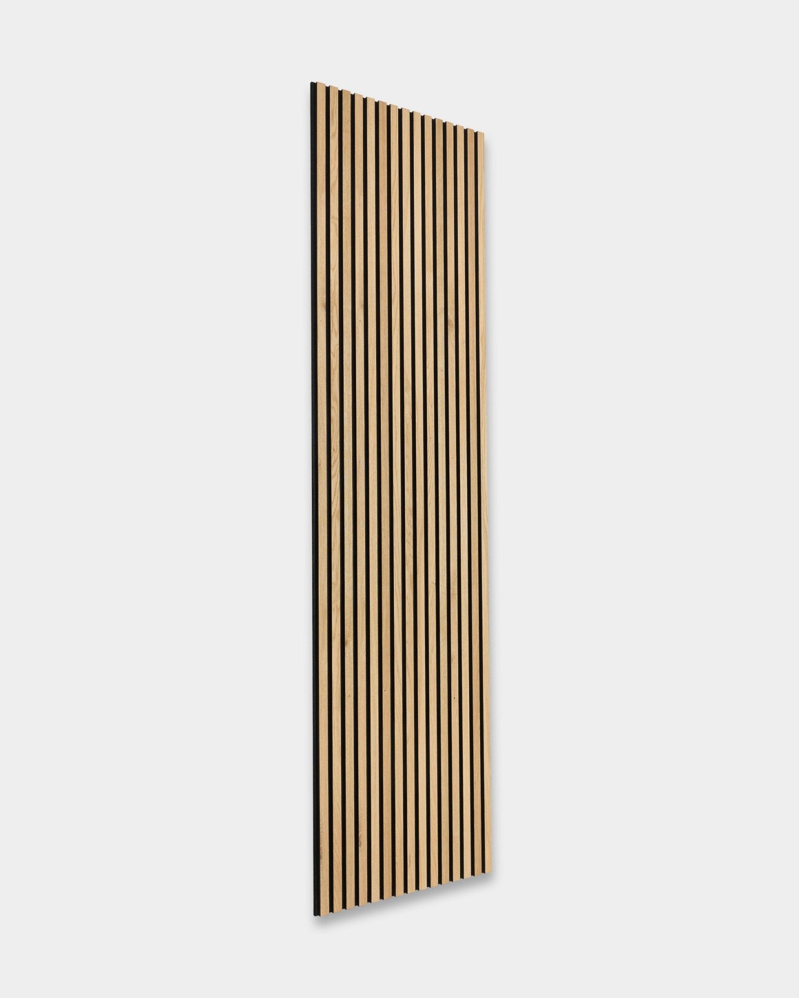 Il Rustic Akupanel in Natural Oak (300x60 cm) di WoodUpp è inclinato verso destra su uno sfondo grigio chiaro e mette in risalto il design nordico Pannello acustico.