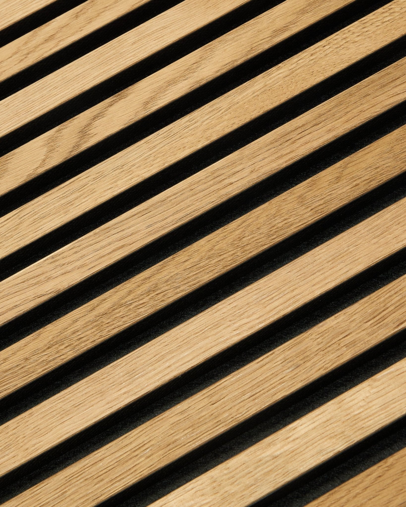 Primo piano del pannello fonoassorbente a listelli Rustic Akupanel in Brown Rovere (240 x 60 cm) di WoodUpp, che mette in risalto il design scandinavo moderno e la texture dei listelli in legno.