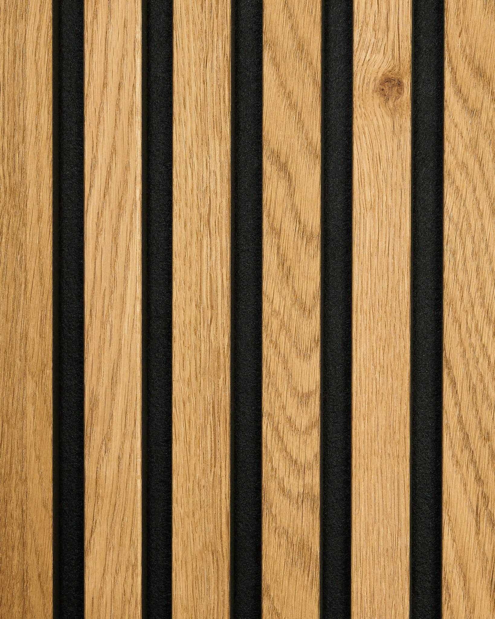 Il Akupanel WoodUpp in Rustic Brown Rovere presenta doghe in legno vertical alternate a pannelli black, creando un design Pannello acustico a righe.