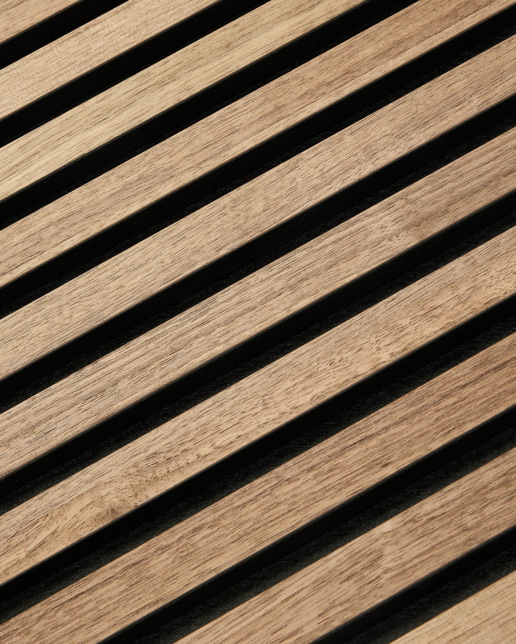 Primo piano di WoodUpp Akupixel Walnut Pannello acustico (60x60 cm) con doghe in legno diagonali, design scandinavo minimalista e calda finitura in noce.