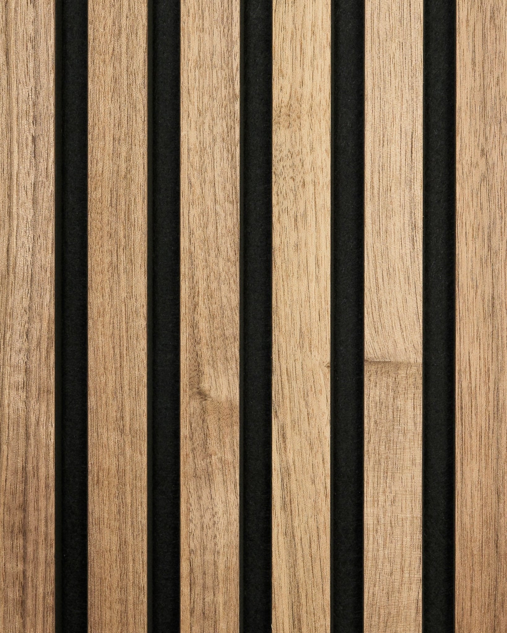 Primo piano del campione WoodUpp Akupanel con finitura in noce, con doghe in legno vertical e supporto in feltro black per un moderno effetto a righe Pannello acustico.