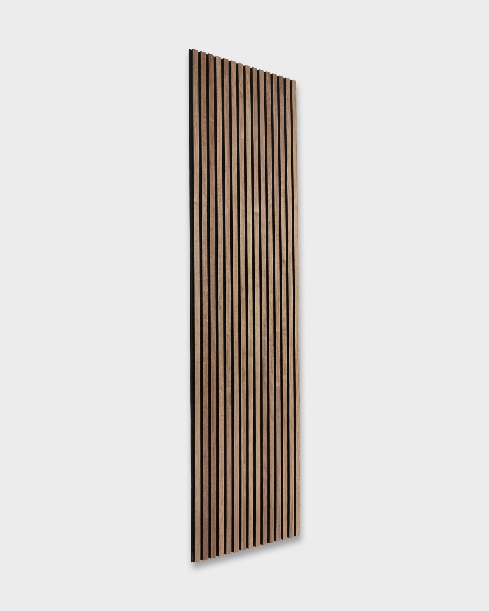 WoodUpp Akupanel Pannello acustico in noce, 300 x 60 cm; design rettangolare a listelli in stile nordico con listelli in legno vertical su supporto in feltro grigio chiaro.