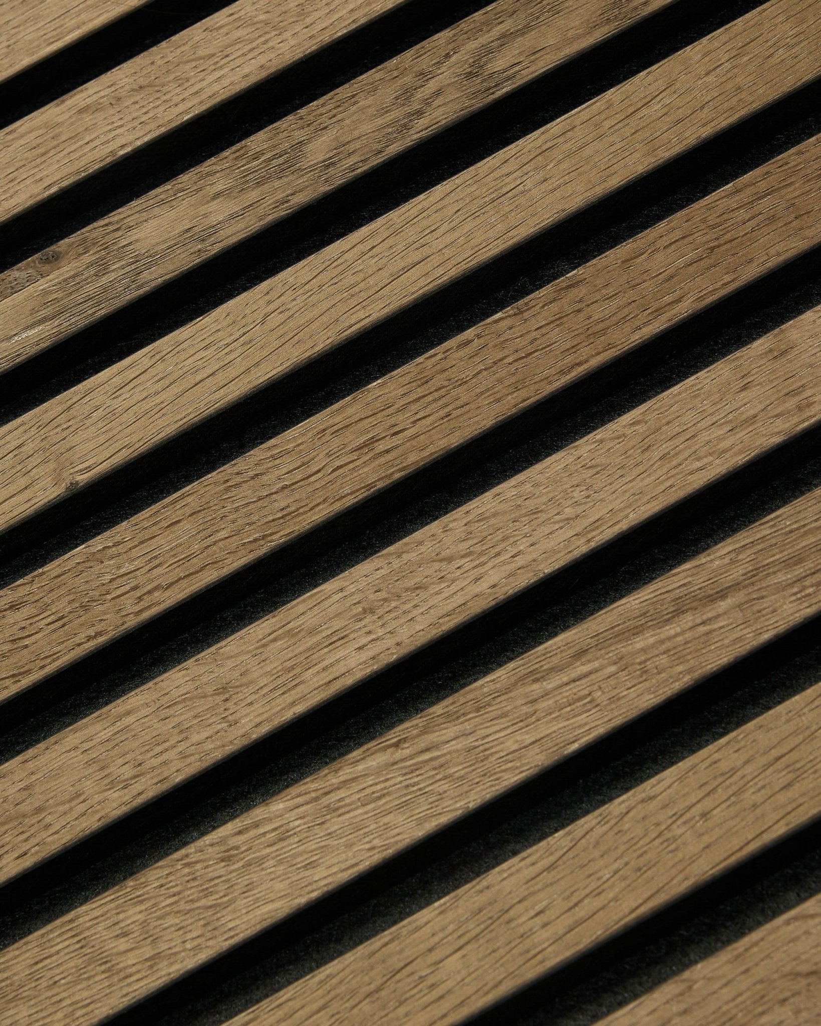 Doghe di legno diagonali con fughe scure formano strisce su un Pannello acustico WoodUpp Grey Oak Akupixel Rustic da 60x60 cm, dal design scandinavo moderno.