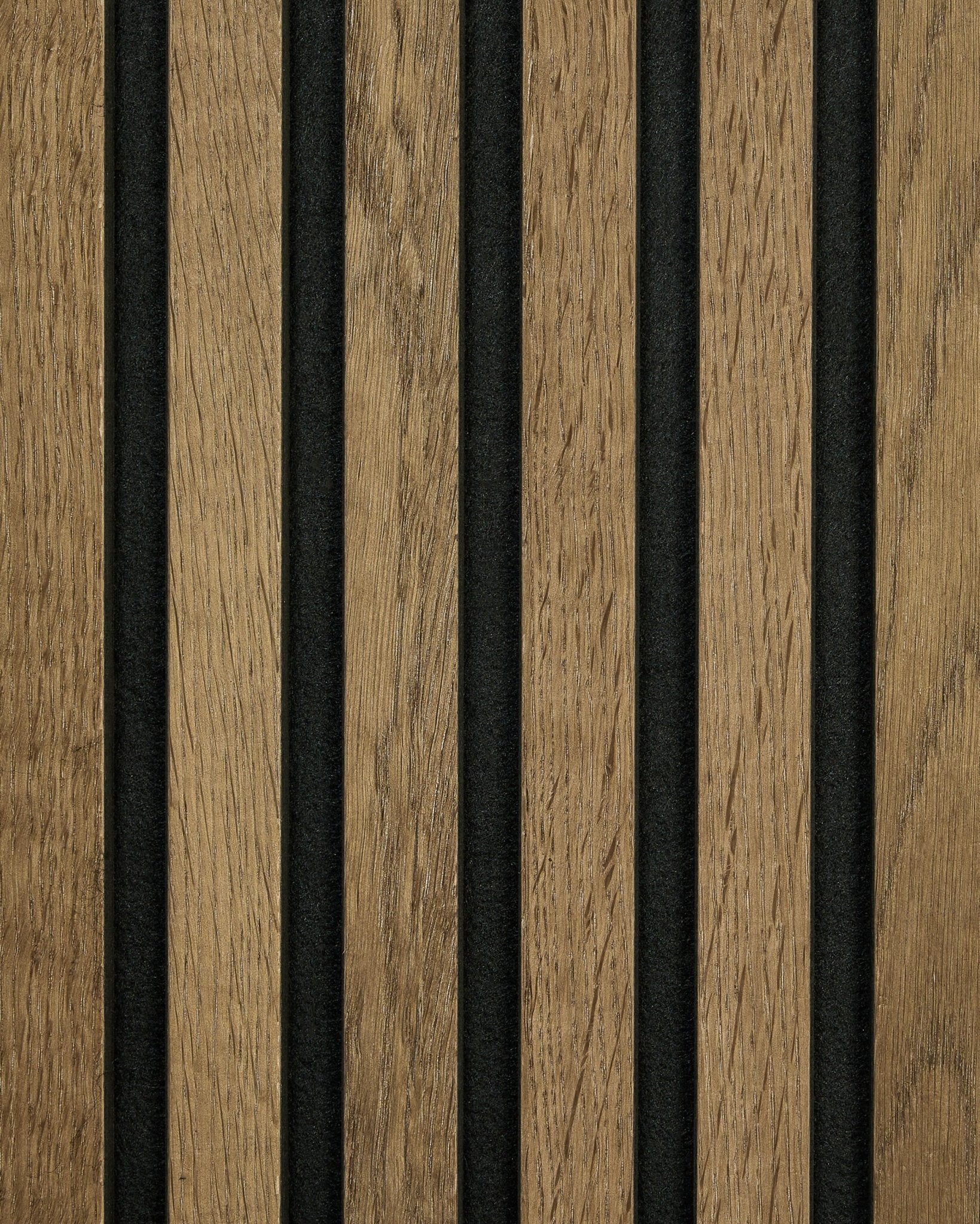 Primo piano del campione Rustic di WoodUpp Akupanel in Grey Oak, con doghe acustiche vertical e strisce in feltro black per un moderno rivestimento murale in stile nordico.