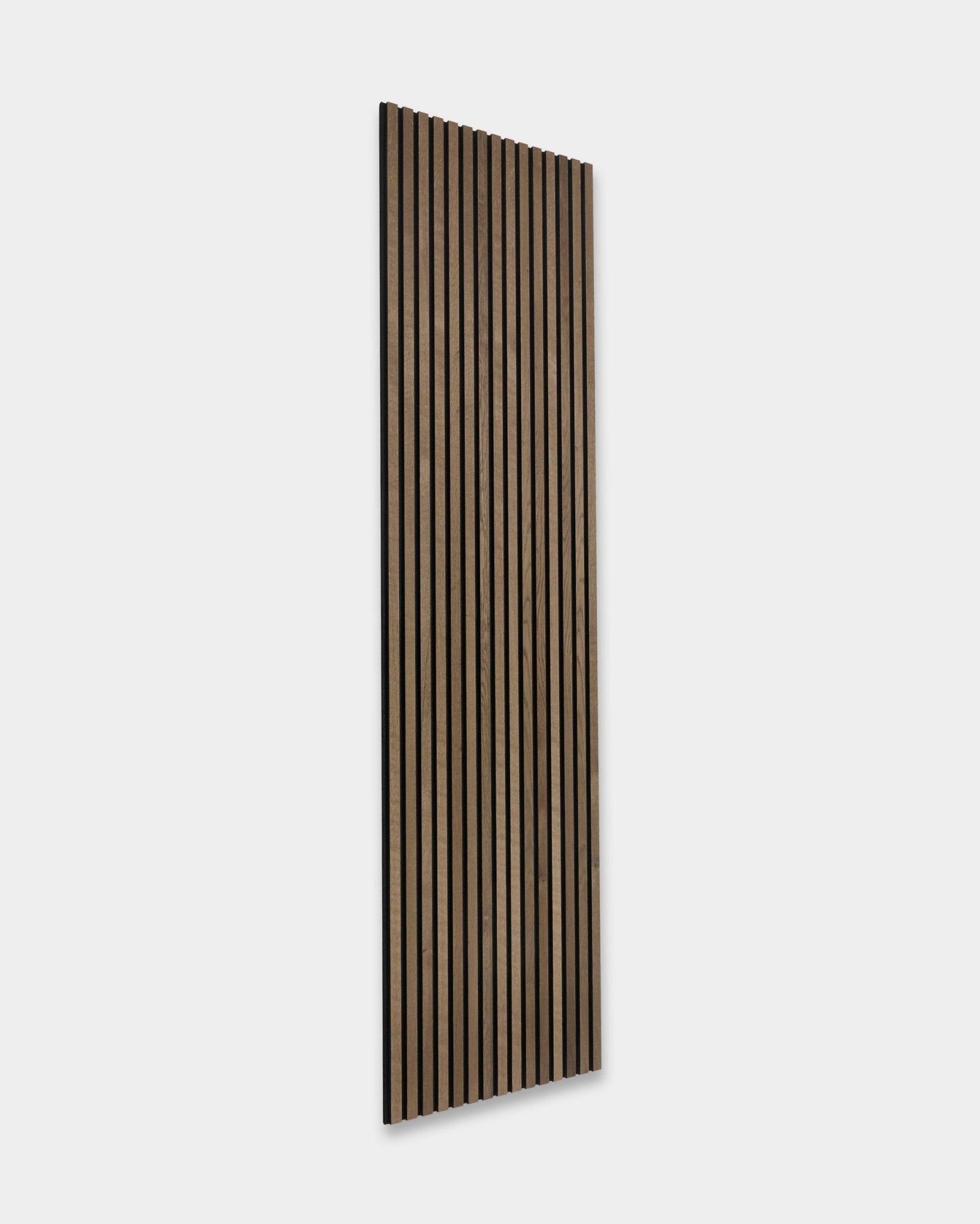 WoodUpp Akupanel in Grey Oak (300x60 cm) con doghe vertical, finitura Rovere grigio chiaro e design scandinavo minimalista Pannello acustico.