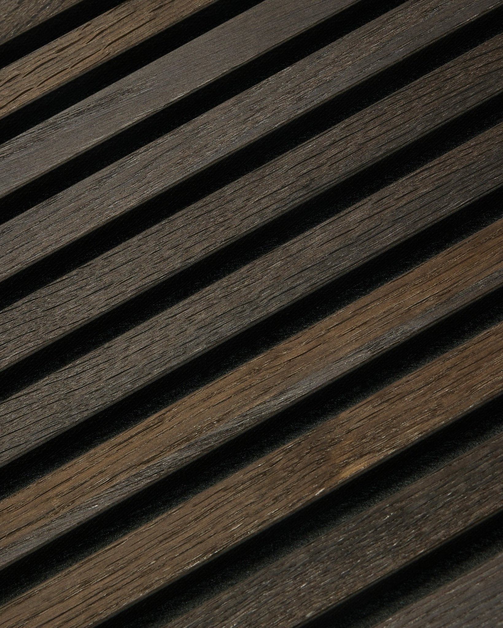 Primo piano del pannello WoodUpp Rustic Akupanel Pannello acustico in Smoked Oak (300x60 cm), con venature del legno visibili, stile nordico minimalista e motivo lineare di ombre.