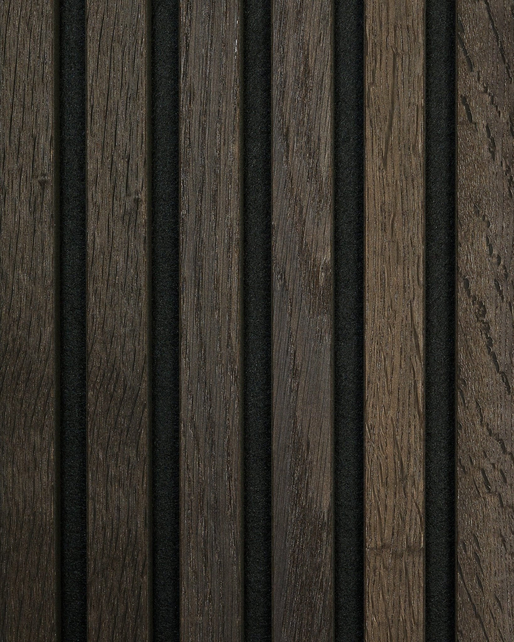 Primo piano del campione Rustic WoodUpp Akupanel in Smoked Oak, con doghe acustiche vertical in tonalità brown chiare e scure, con sottili spazi black.