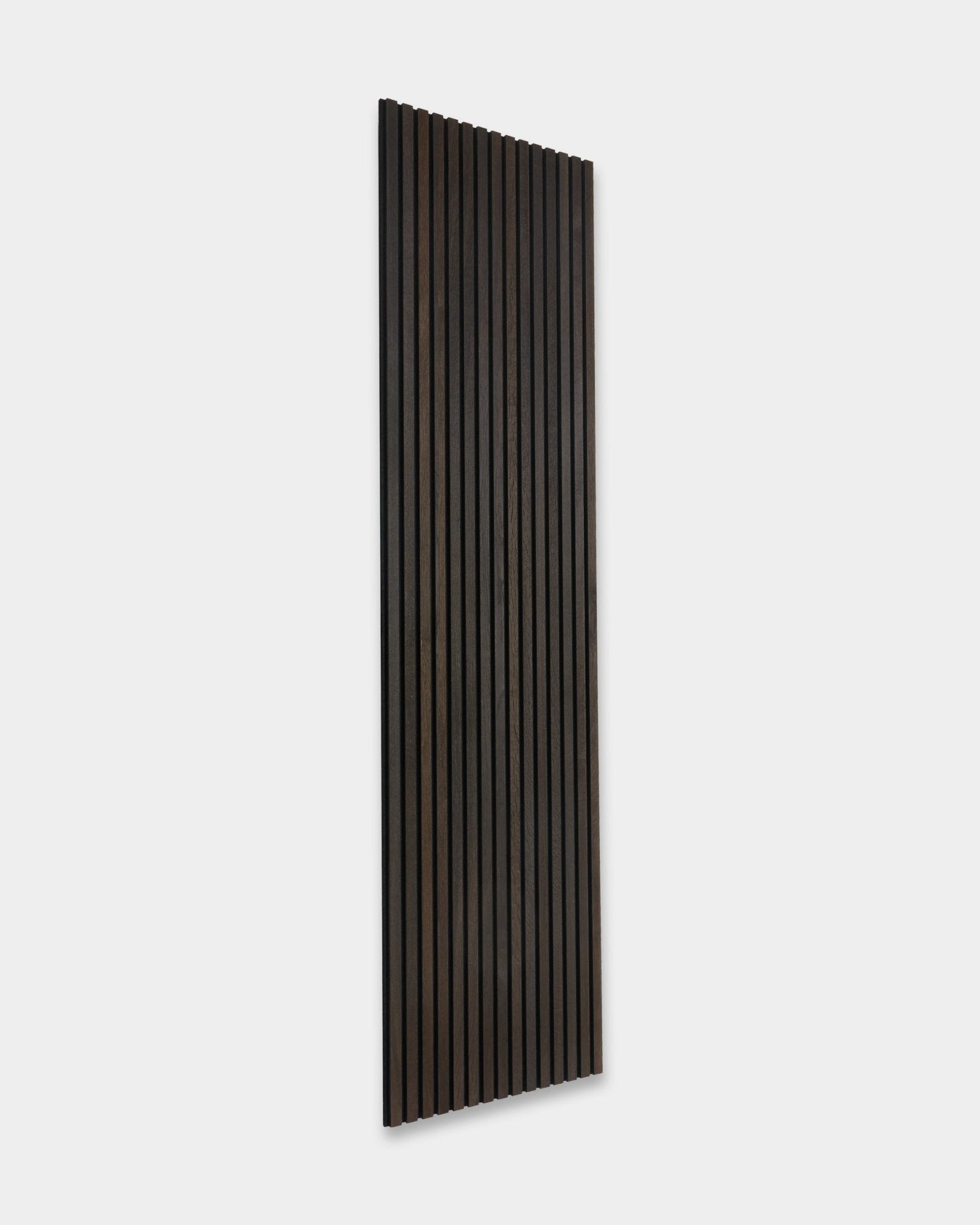 WoodUpp Akupanel Pannello acustico in Smoked Oak, 300x60 cm, presenta doghe in legno vertical e un design scandinavo minimalista su uno sfondo chiaro.