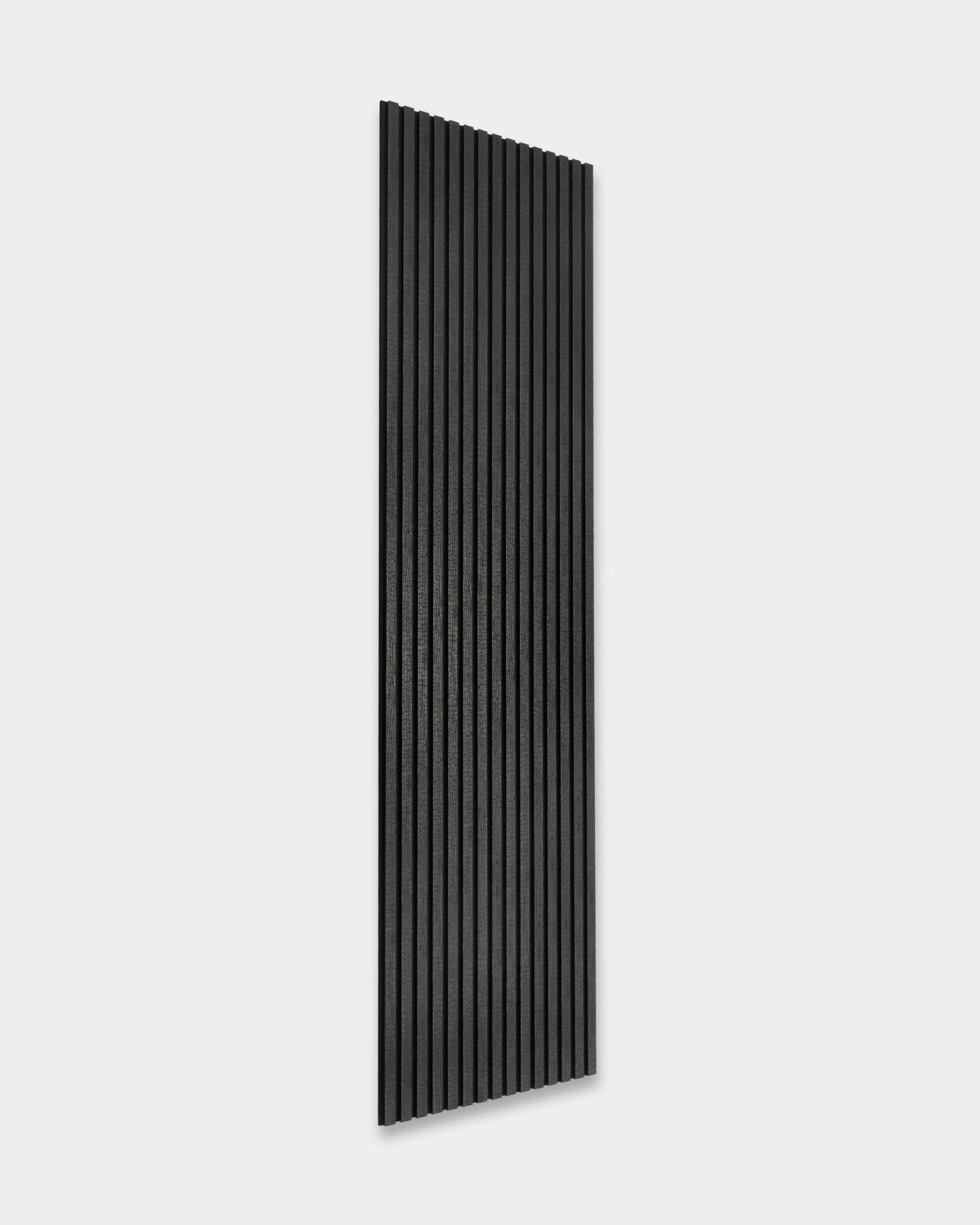 Il Rebel Akupanel di WoodUpp in Charcoal (240x60 cm), un Pannello acustico nordico con scanalature vertical, mostrato su uno sfondo grigio chiaro.