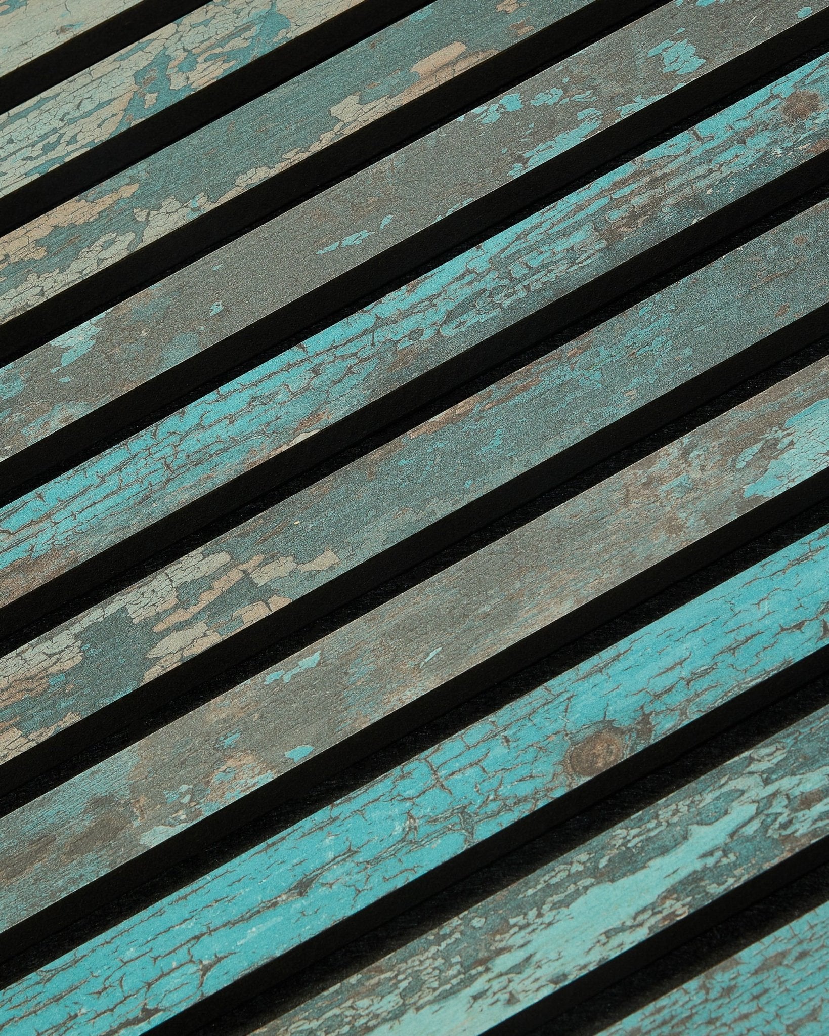 WoodUpp Akupanel Rebel in Oxide Blue, pannello acustico in legno 240x60 cm con texture vissuta e design nordico a doghe.