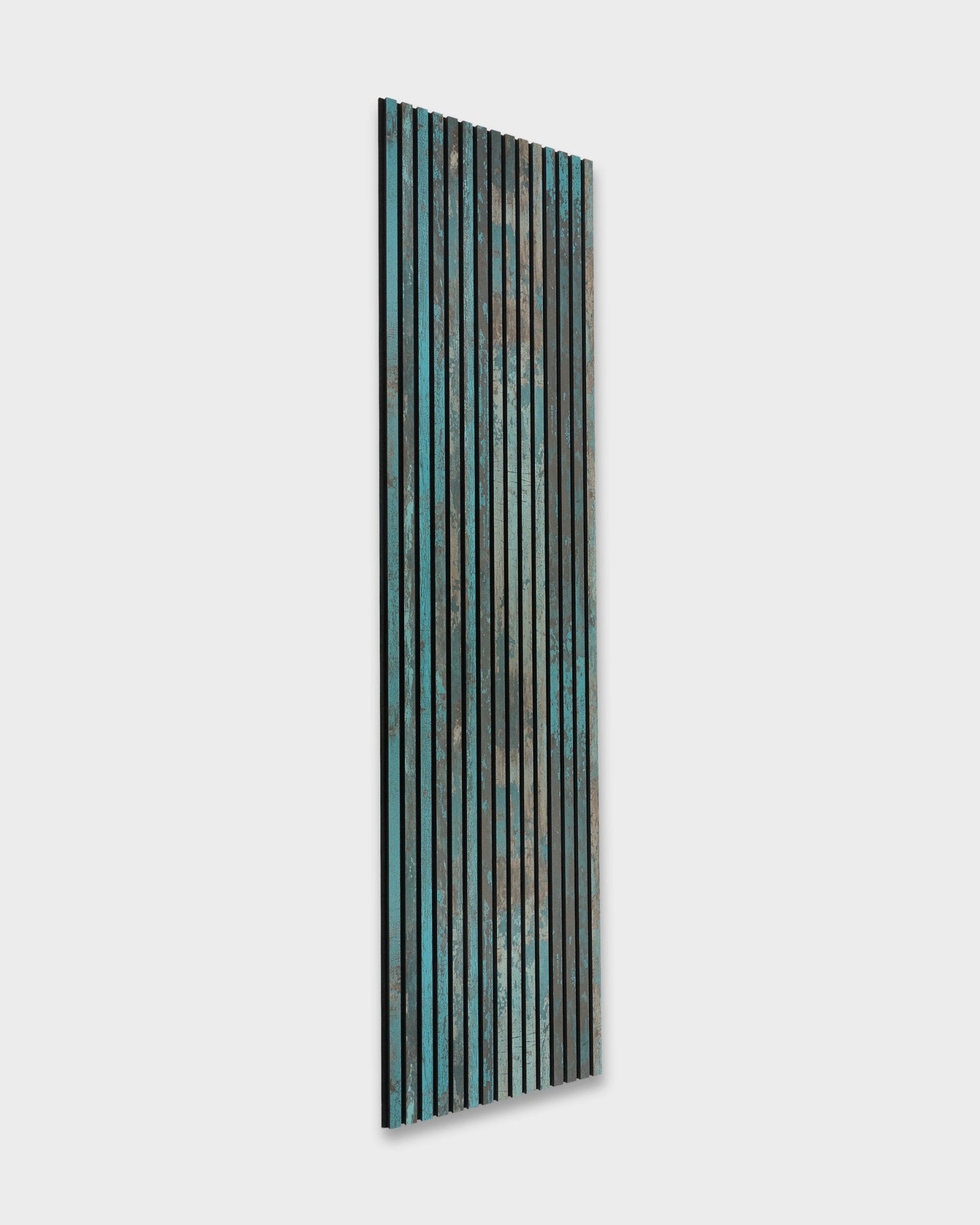 WoodUpp Akupanel Rebel in Oxide Blue (240x60 cm), un Pannello acustico nordico con doghe in legno vertical nei toni del blu, del verde e del brown.