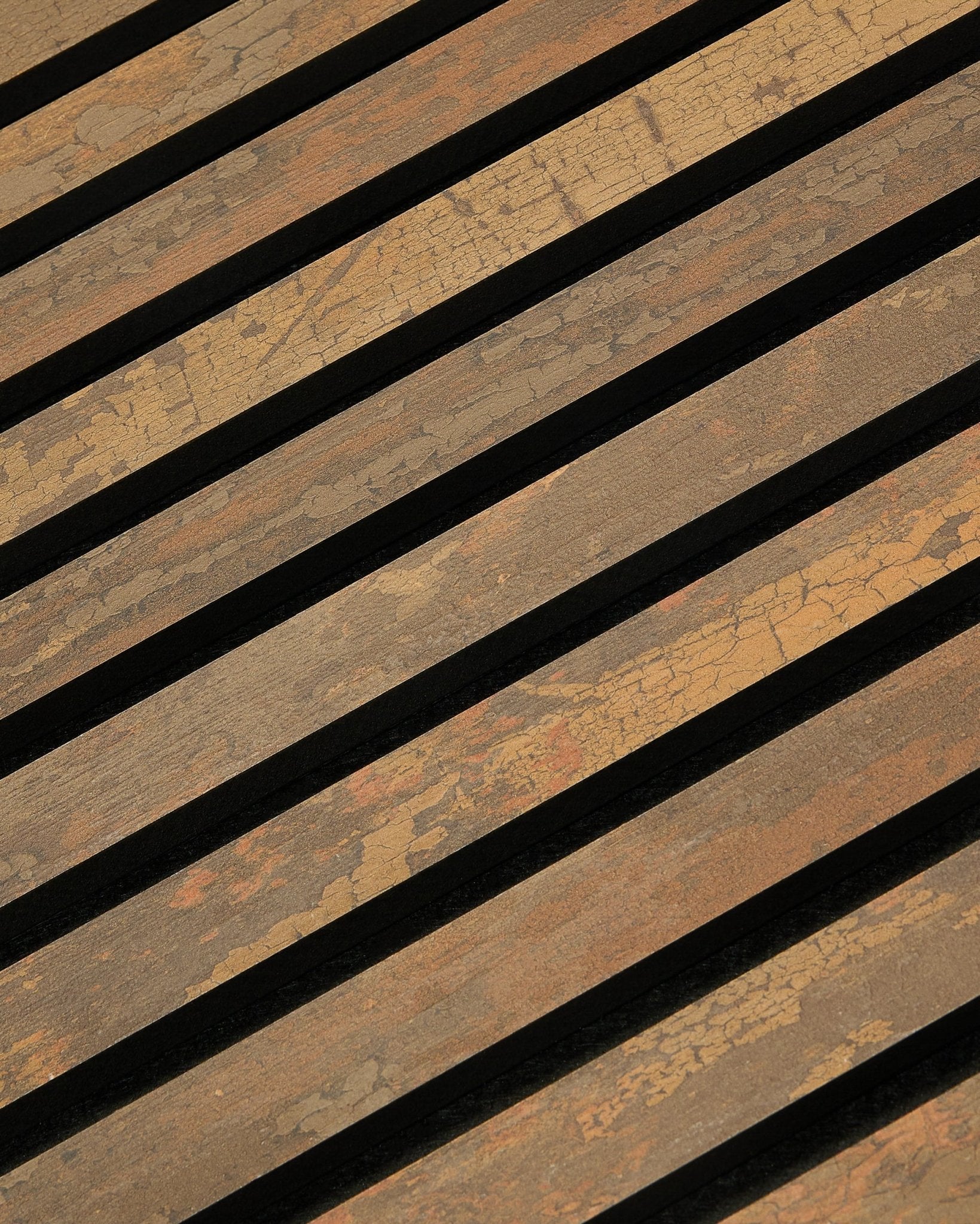 Primo piano di WoodUpp Rebel Akupanel in Oxide Copper, 240x60 cm, che mostra un design Pannello acustico lineare a doghe con fessure strette per un migliore assorbimento acustico.