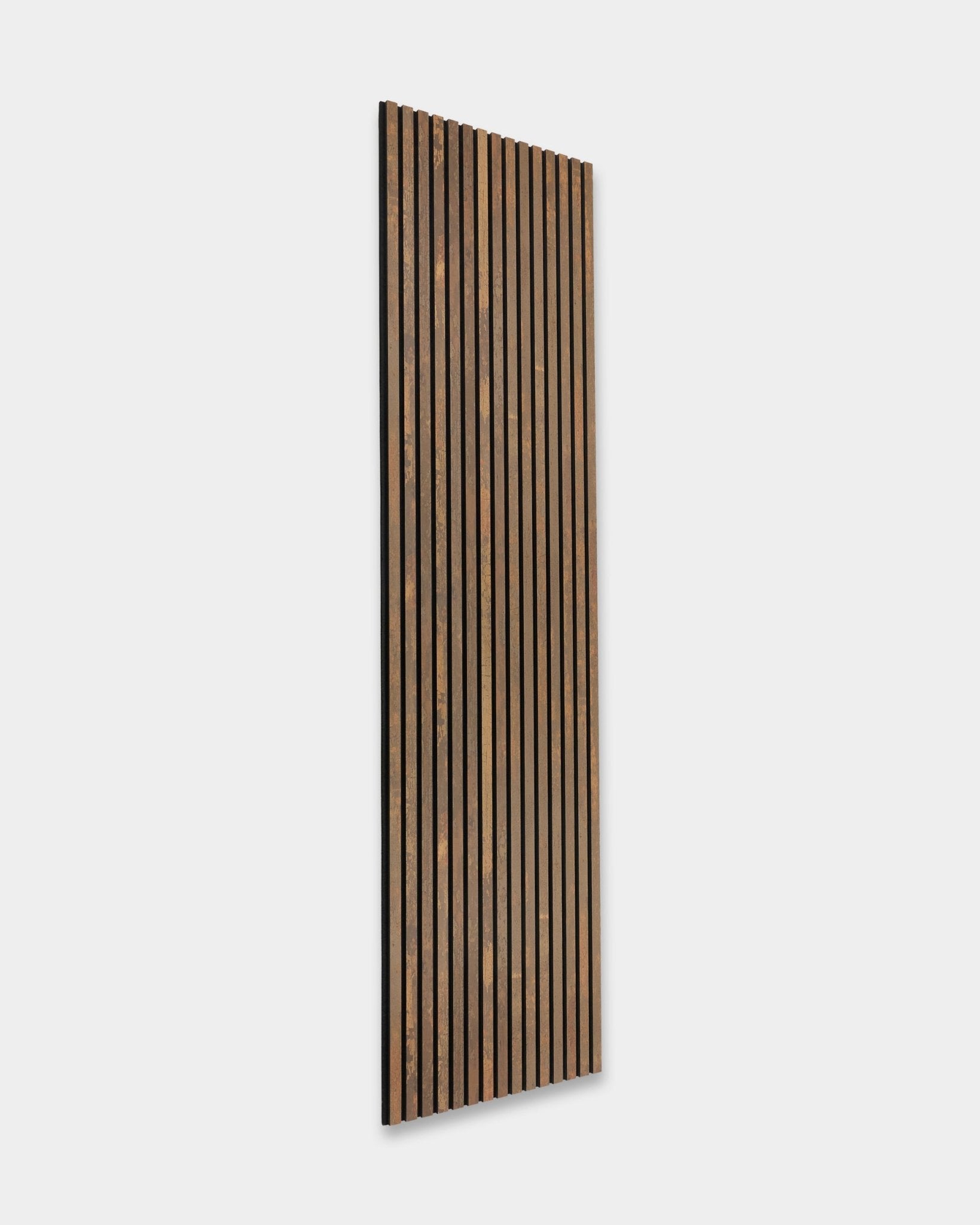 Il Rebel Akupanel in Oxide Copper, 240x60 cm di WoodUpp, Pannello acustico con design a doghe su uno sfondo semplice grigio chiaro.