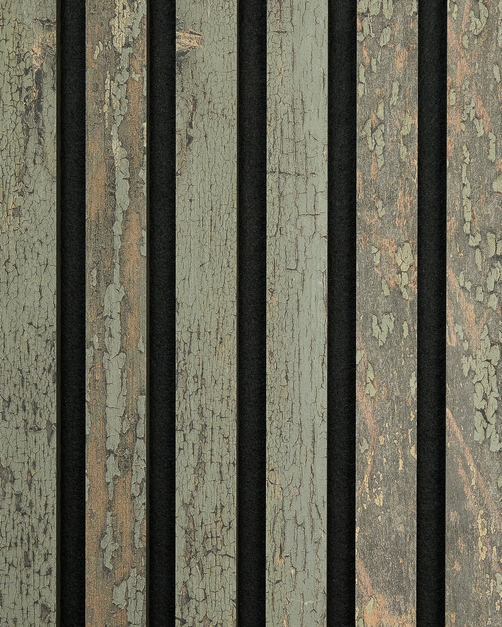 Primo piano del campione Rebel Akupanel in Grey Oxide di WoodUpp, che mostra vertical pannelli acustici in legno con una texture rustica e vissuta e una finitura grey effetto vernice scrostata.