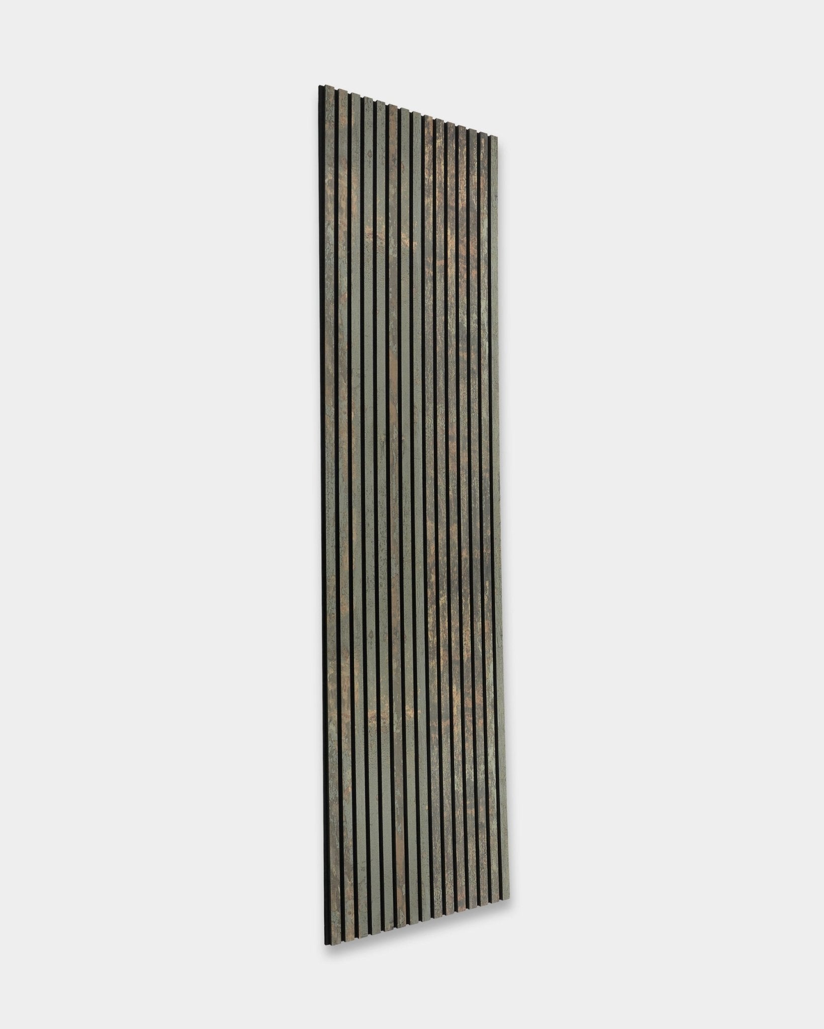 Rebel Akupanel in Oxide Grey di WoodUpp è un Pannello acustico da 240x60 cm con vertical black e doghe grigie, pensato per assorbire il suono e dare un aspetto rustico e vissuto.