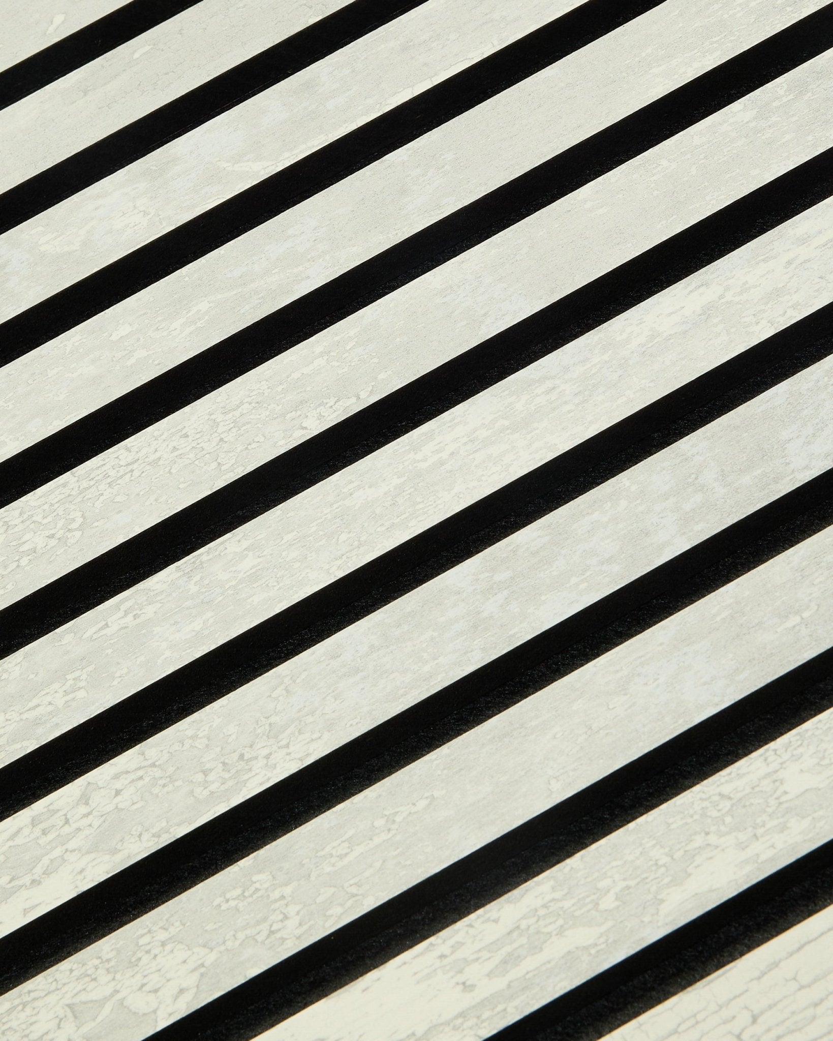 Akupanel Pannello acustico di WoodUpp in Oxide White presenta black e strisce diagonali bianche con una texture a lamelle. Dimensioni: 240 x 60 cm. Design nordico.