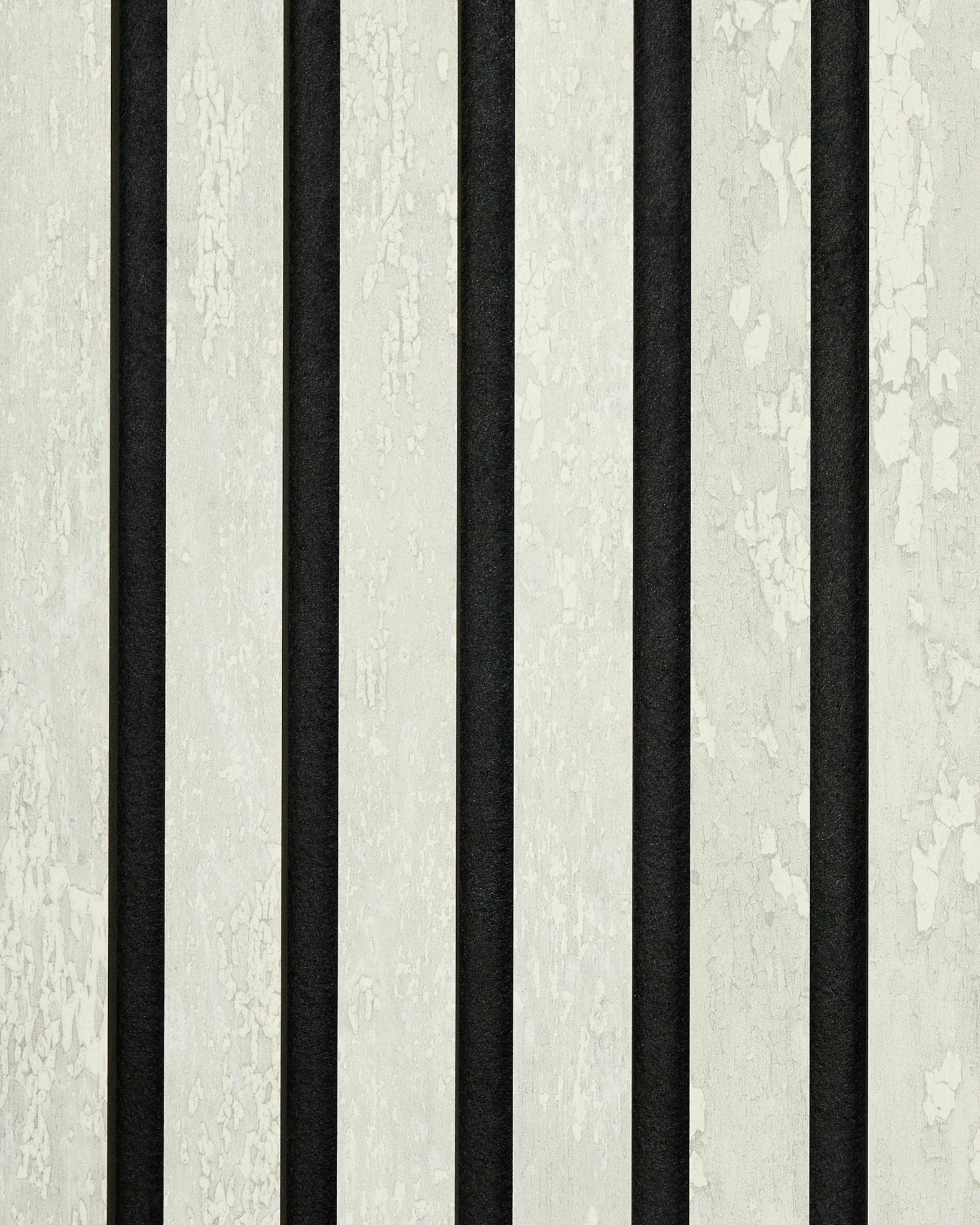 Campione Akupanel in Rebel | White Oxide di WoodUpp, con black decisi e strisce textured bianco sporco dall’aspetto vissuto, come vernice che si sfoglia.