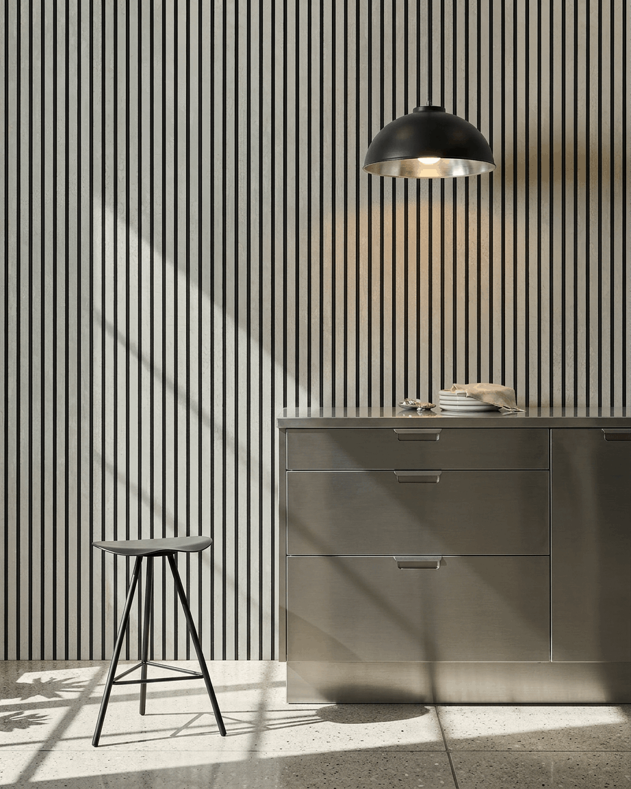 Cucina minimalista con un WoodUpp Akupanel Pannello acustico in Oxide White con Felt Black, 240x60 cm, come elemento decorativo a parete con lamelle vertical.