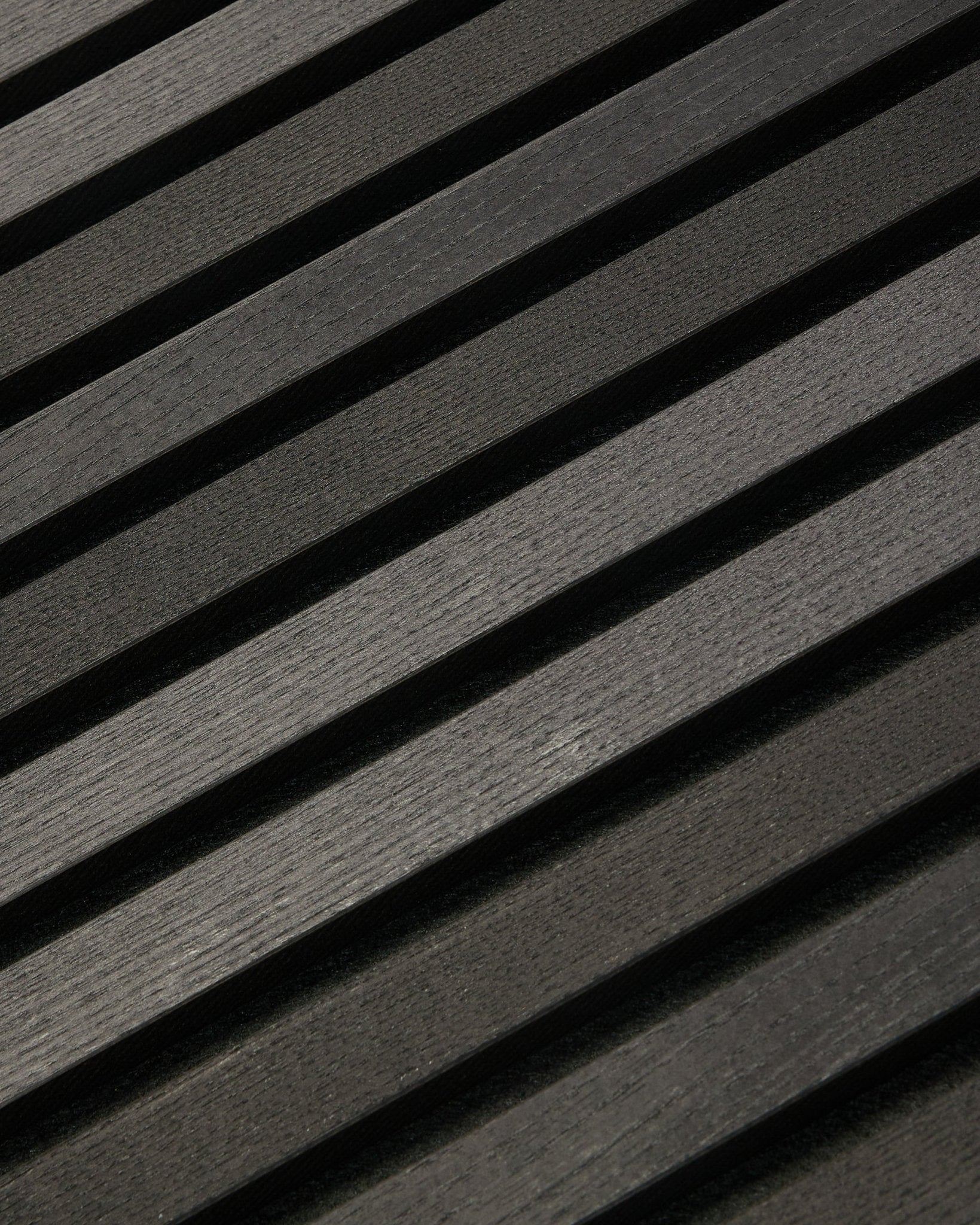 Tonal Akupanel in Black Ash (300 x 60 cm) di WoodUpp, un Pannello acustico diagonale scuro con doghe materiche ispirate allo stile scandinavo per pareti interne.