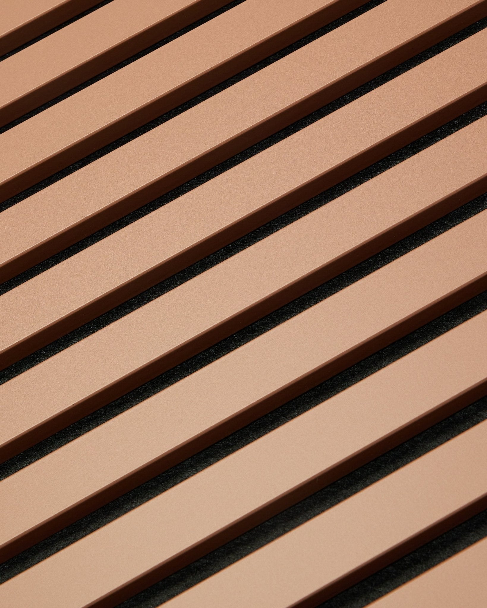 Doghe diagonali brown e black creano un motivo a righe su un pannello Hue | Akupanel / Clay Pannello acustico di WoodUpp da 240 x 60 cm, in linea con il design nordico.