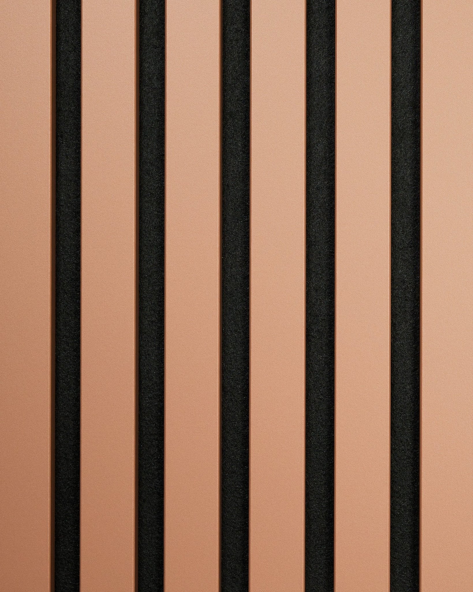Hue | Sample / Clay di WoodUpp presenta pannelli acustici vertical chiari brown e black in un essenziale motivo a righe, che richiama il design nordico.