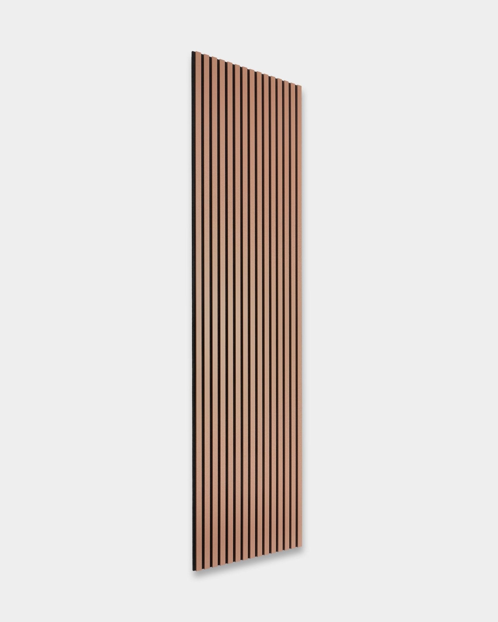 Pannello acustico in legno Clay di WoodUpp (240 x 60 cm) con doghe vertical, inclinato su uno sfondo chiaro uniforme, che mette in risalto un design nordico minimalista.