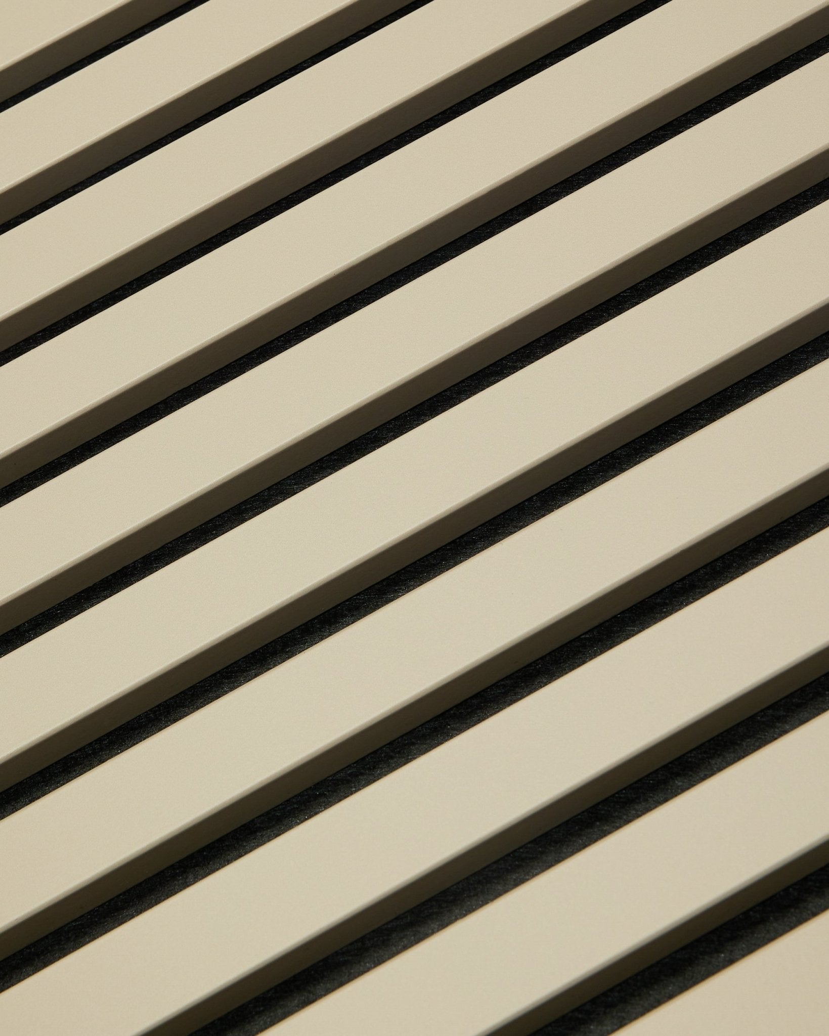 Hue Akupanel / Stone di WoodUpp, un beige Pannello acustico con motivo geometrico a doghe, 240 x 60 cm, progettato per migliorare l’acustica negli spazi interni.