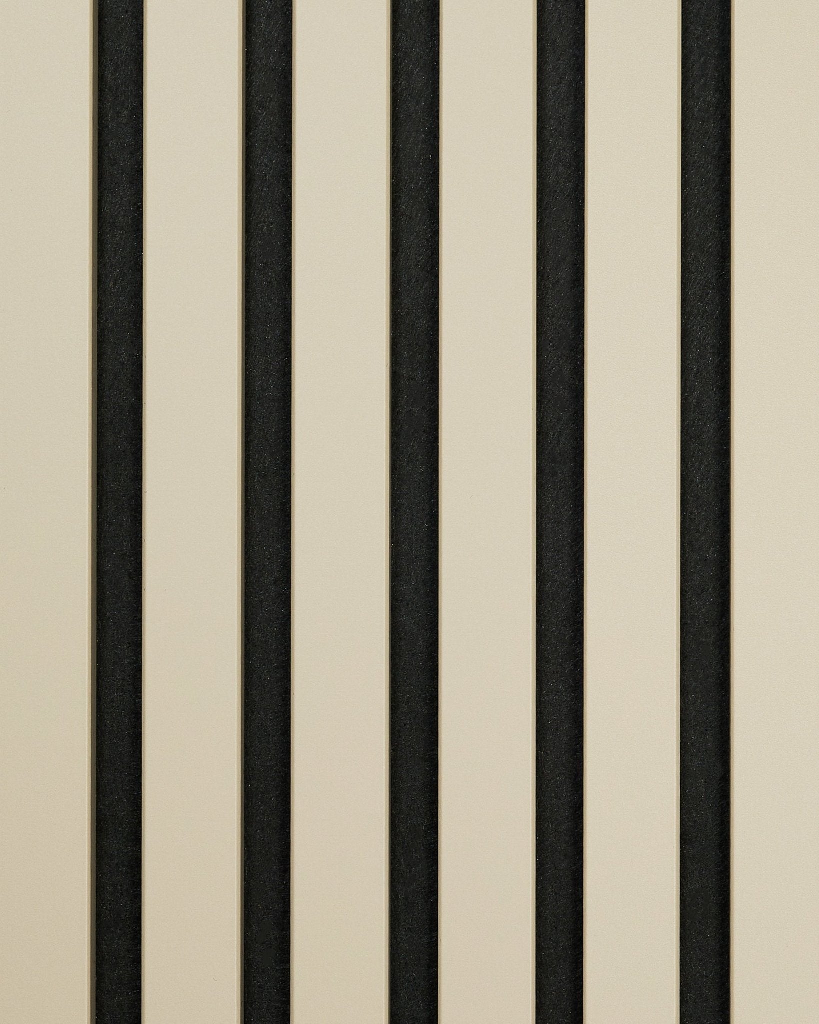 Motivo geometrico minimalista con strisce beige e black sul pannello acustico in legno Hue | Sample / Stone di WoodUpp.