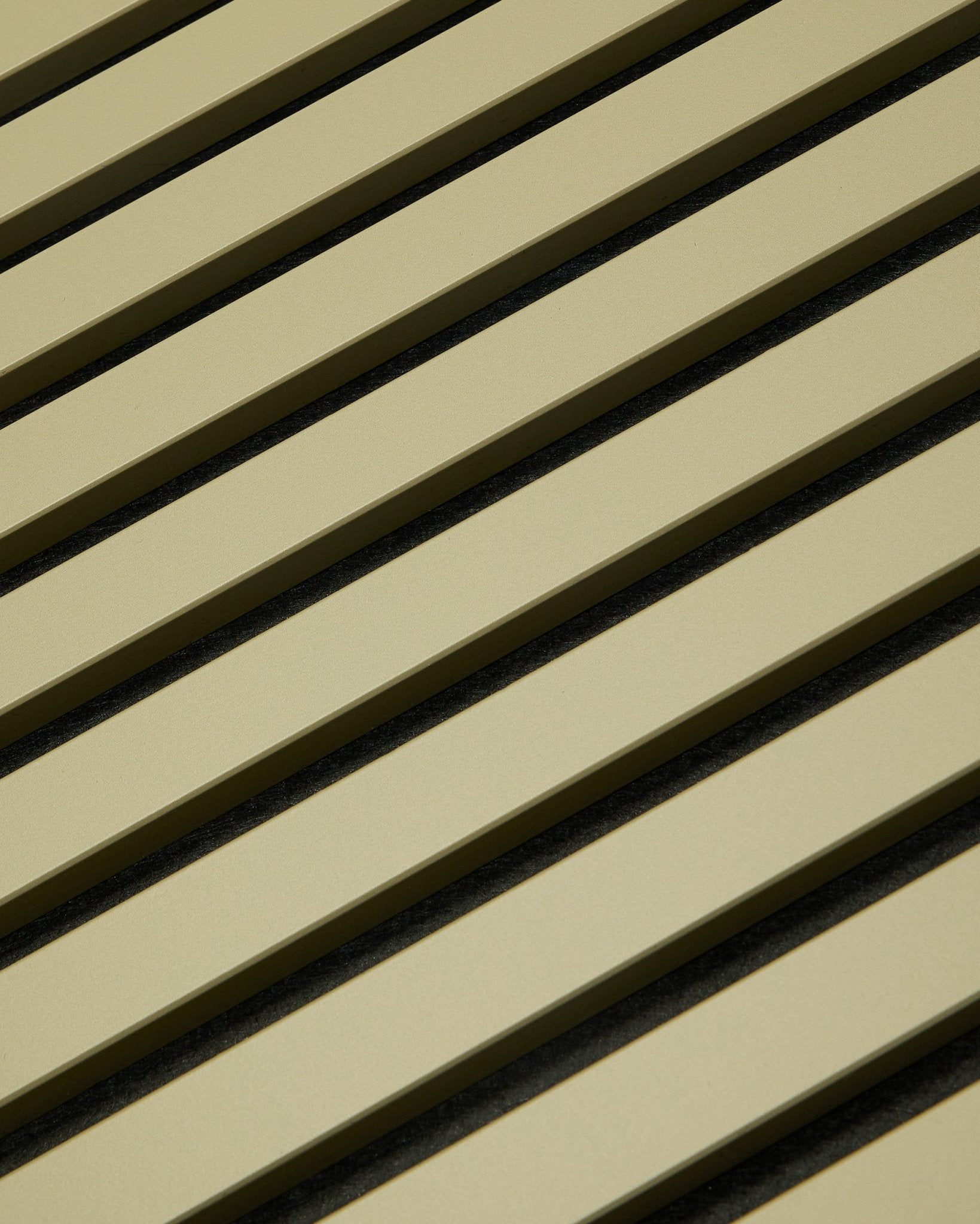 WoodUpp Hue Akupanel Moss (240 x 60 cm) Pannello acustico con lamelle in legno beige e spazi scuri, che creano un motivo geometrico a righe per l’assorbimento acustico.
