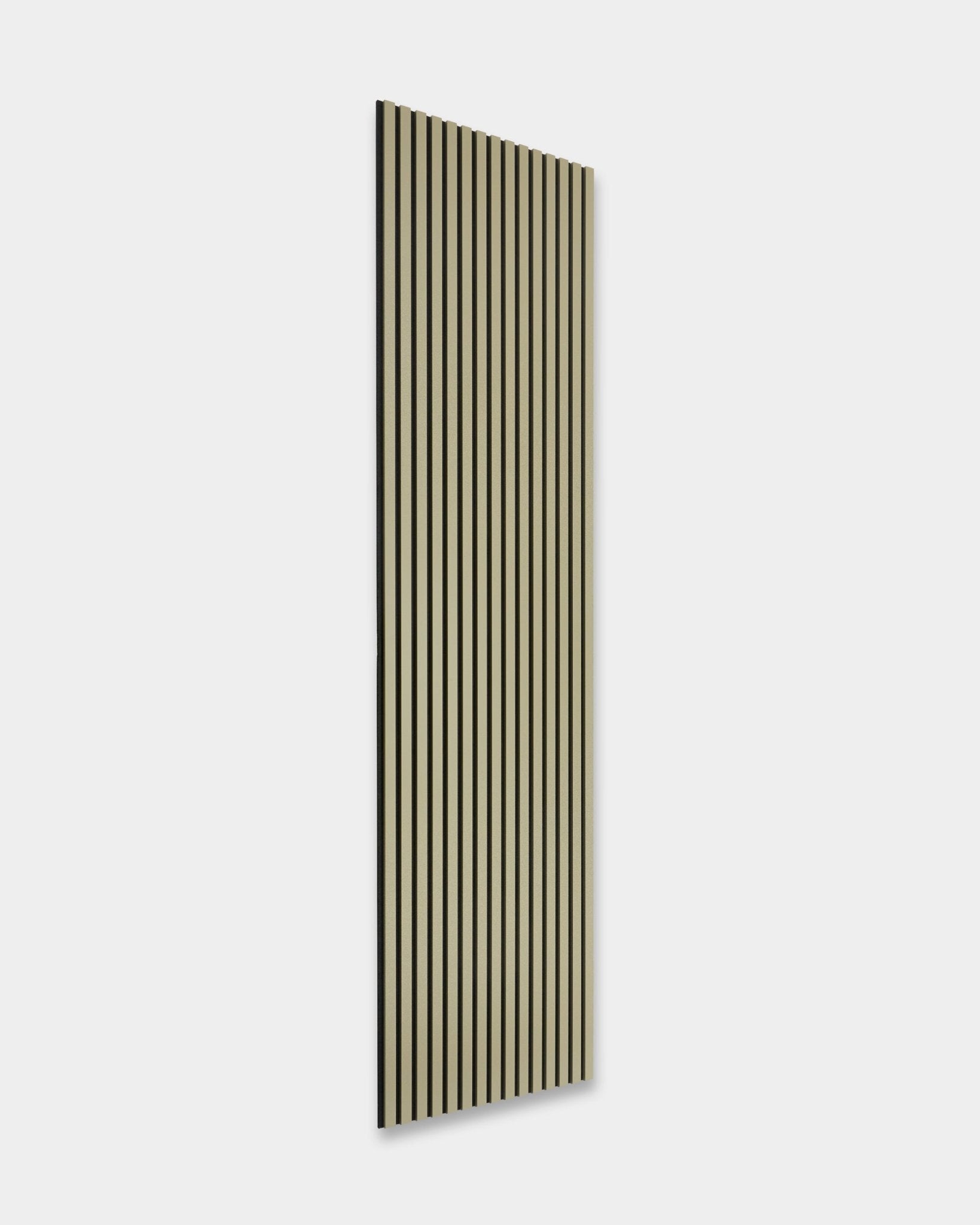 Il pannello Hue Akupanel in Moss di WoodUpp, 240x60 cm, presenta lamelle acustiche in legno vertical black e beige su uno sfondo grigio chiaro per l’assorbimento acustico.