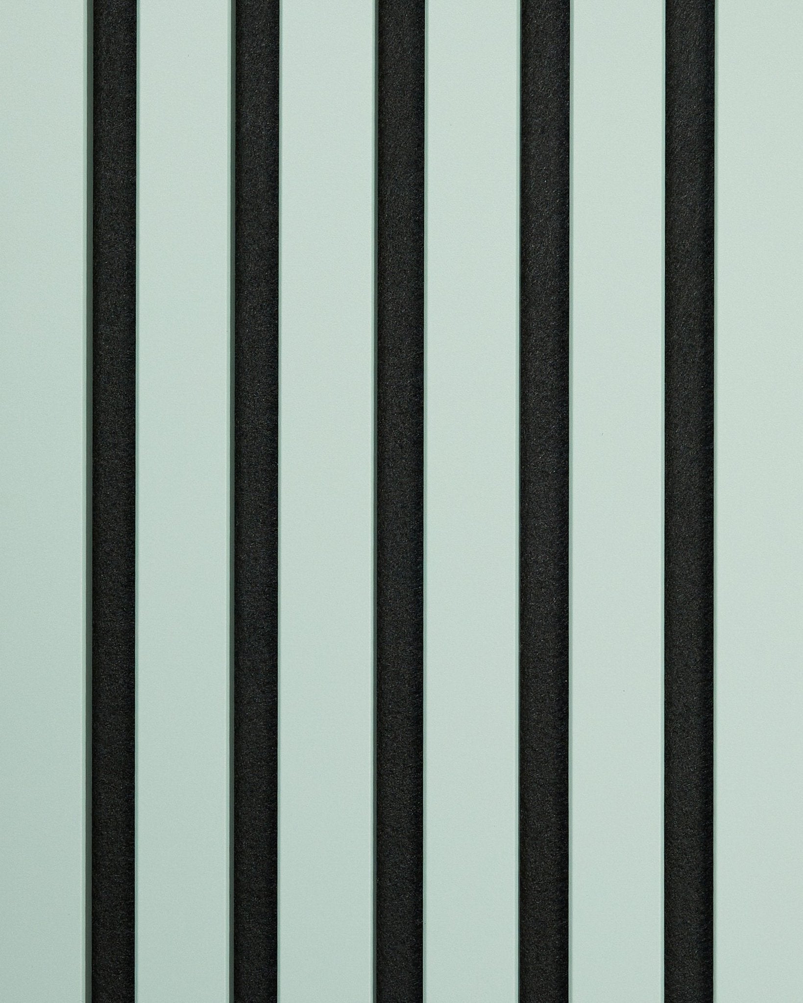 Campione WoodUpp Hue/Cloud Pannello acustico che presenta vertical strisce alternate black e verde chiaro per un effetto geometrico essenziale e deciso.