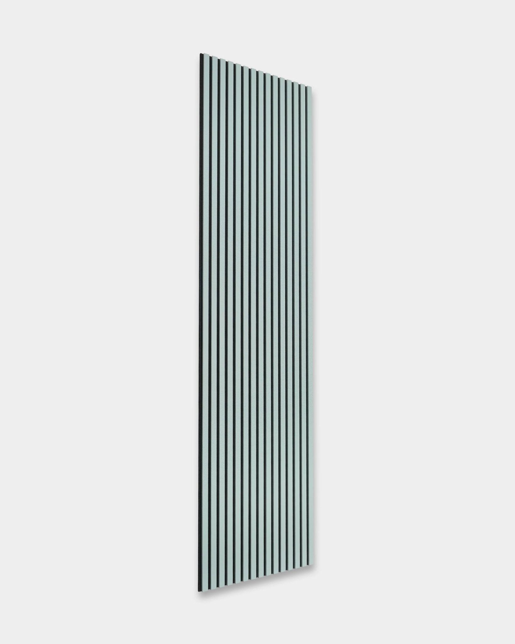 WoodUpp Hue Akupanel in Cloud, 240 x 60 cm, con vertical black e doghe bianche su fondo grigio chiaro, per un comfort acustico ottimale. Design minimalista nordico.