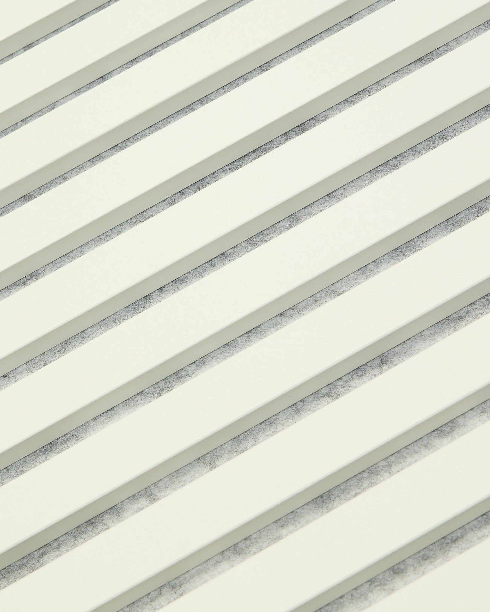 WoodUpp Akupanel Snow (240 x 60 cm) è un Pannello acustico bianco con doghe equidistanti e delicate ombre grigie, pensato per interni nordici moderni.