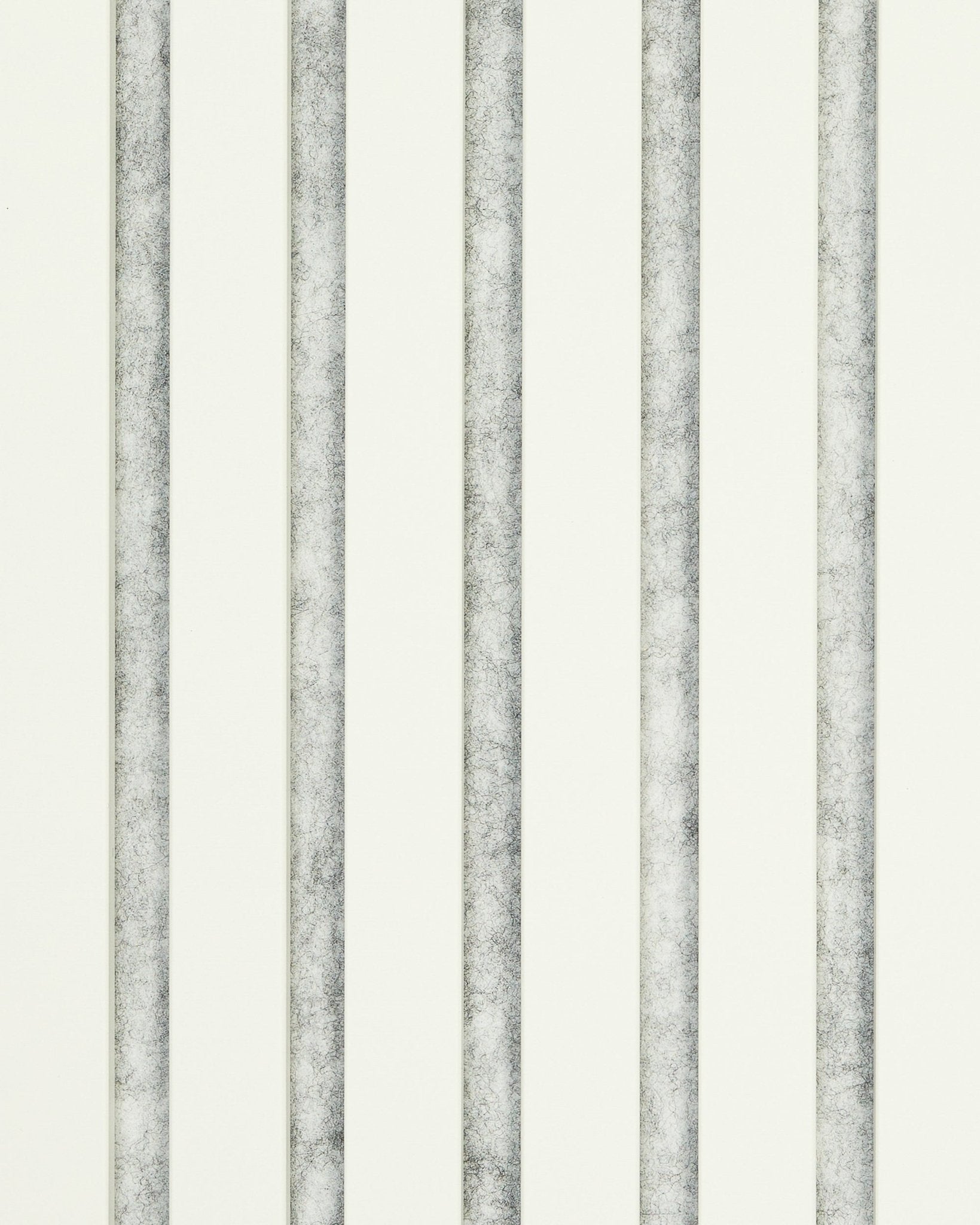 Hue | Sample / Snow Pannello acustico di WoodUpp presenta vertical strisce grigie e bianche su uno sfondo chiaro, per un design minimalista ispirato al Nordico.