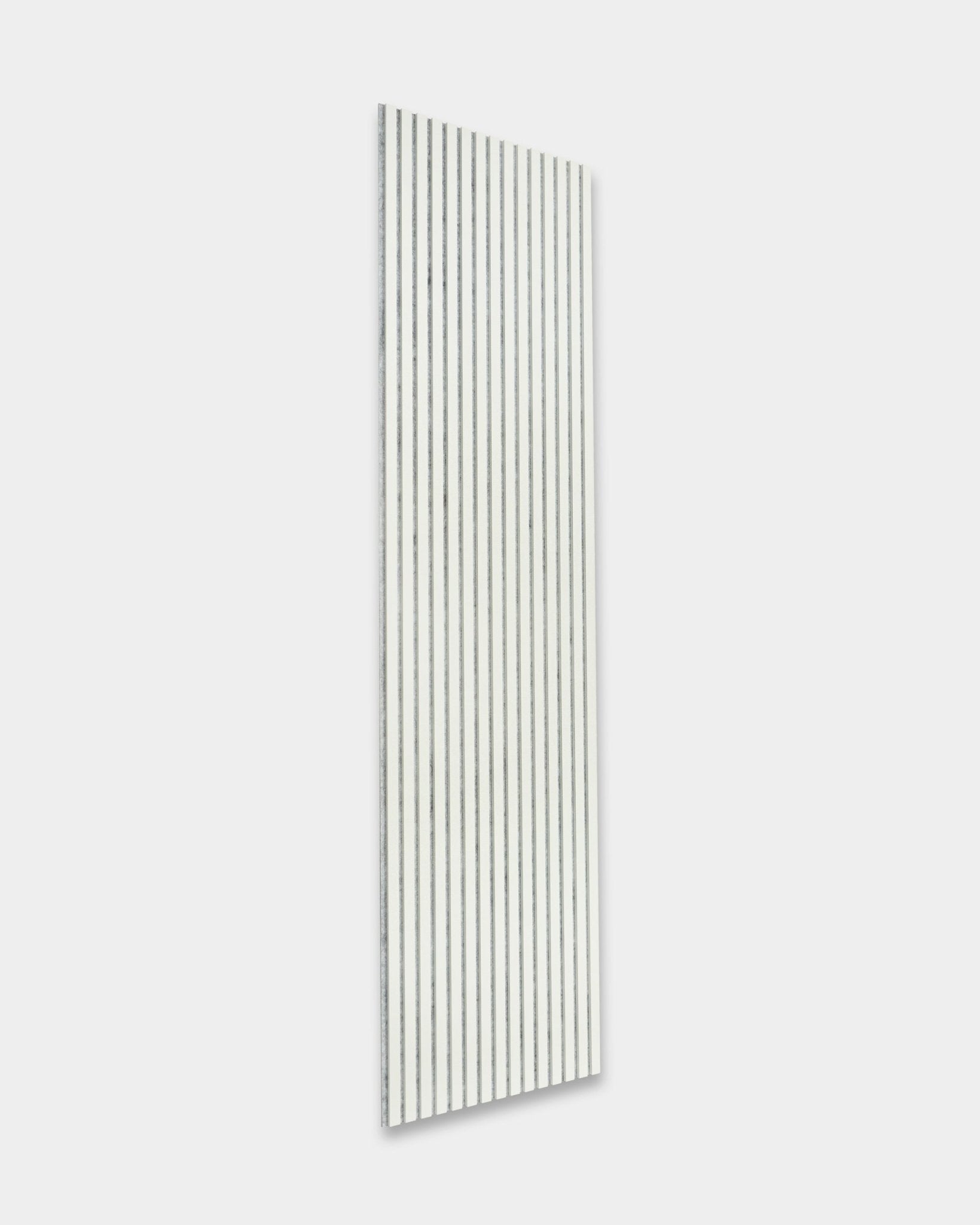 Akupanel Snow di WoodUpp, un pannello acustico a doghe bianco con scanalature black (240 x 60 cm), montato su una parete grigio chiaro per migliorare l’acustica.