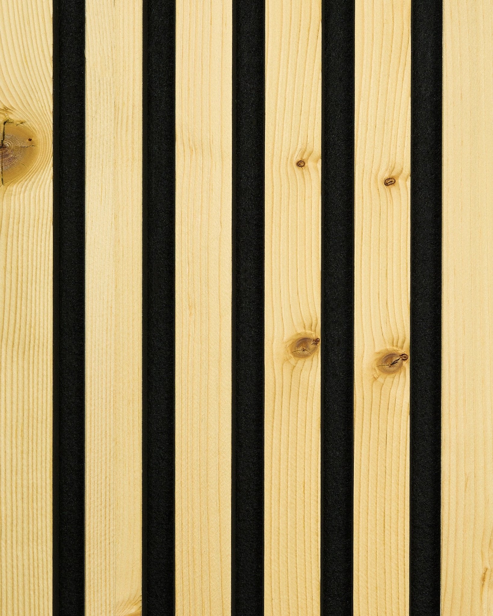 Primo piano del campione WoodUpp Akupanel nella finitura Rustic Alp, con vertical black scanalature che separano le doghe in legno chiaro per un design nordico Pannello acustico.