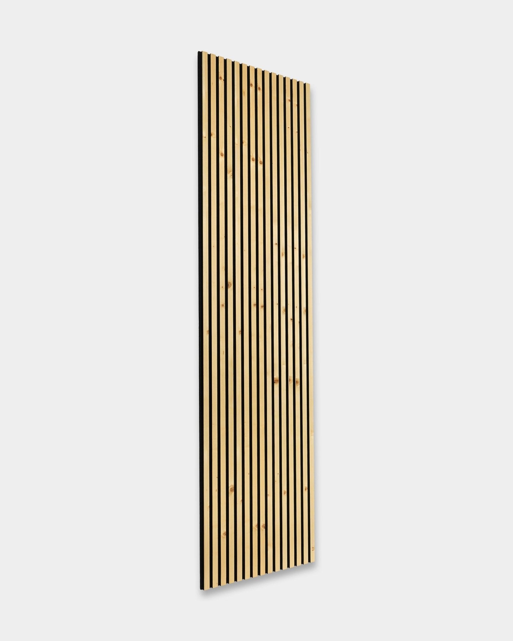 Il Rustic Akupanel / Alp di WoodUpp è un Pannello acustico alto in legno chiaro con doghe vertical e un design nordico, presentato su uno sfondo bianco semplice.