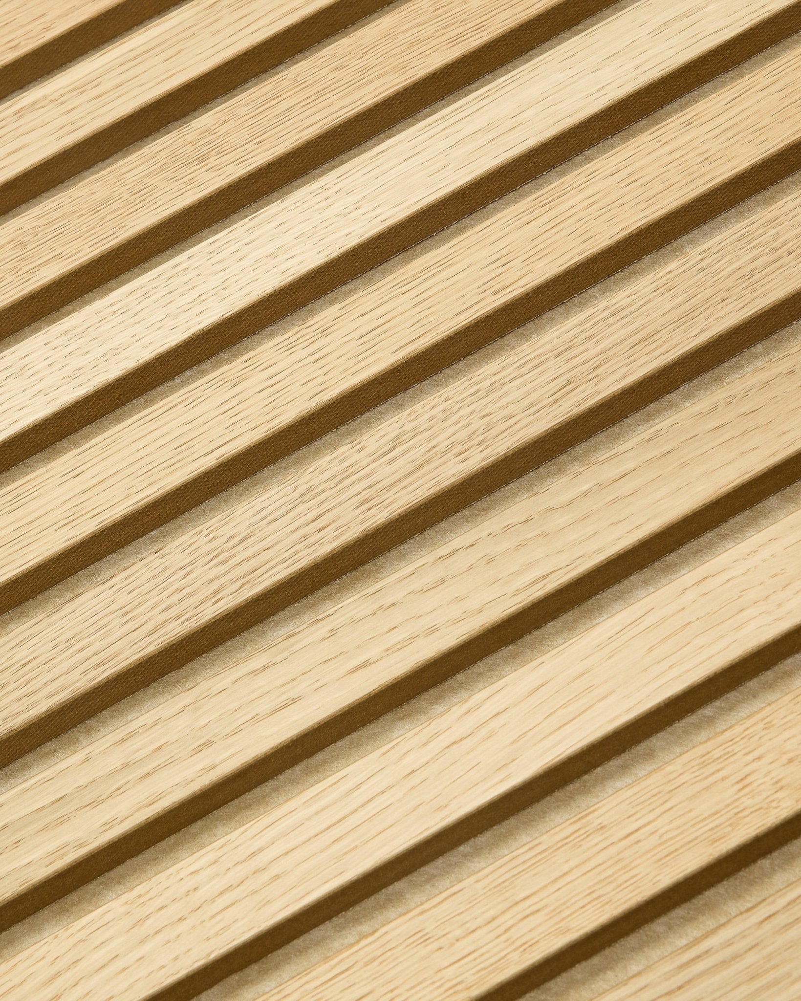 Primo piano di WoodUpp Akupanel Tonal in Classic Rovere, 240 x 60 cm, con doghe acustiche diagonali in legno chiaro e un motivo nordico a righe.