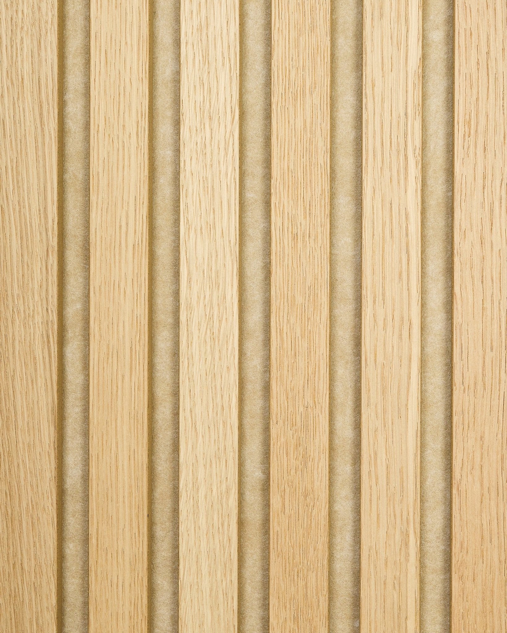 Campione Akupanel in Classic Rovere con supporto in feltro beige, caratterizzato da doghe acustiche in legno Rovere chiaro e scanalature vertical per una superficie rigata e materica.