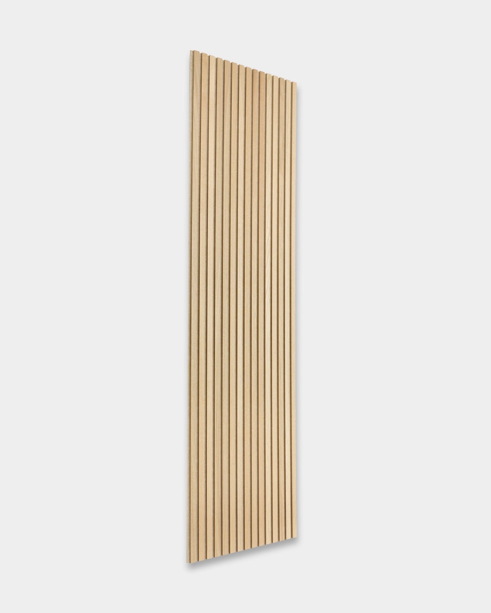 Akupanel Classic Rovere Pannello acustico di WoodUpp, 300 x 60 cm, presenta doghe nordiche vertical e un design scandinavo minimalista su fondo bianco.