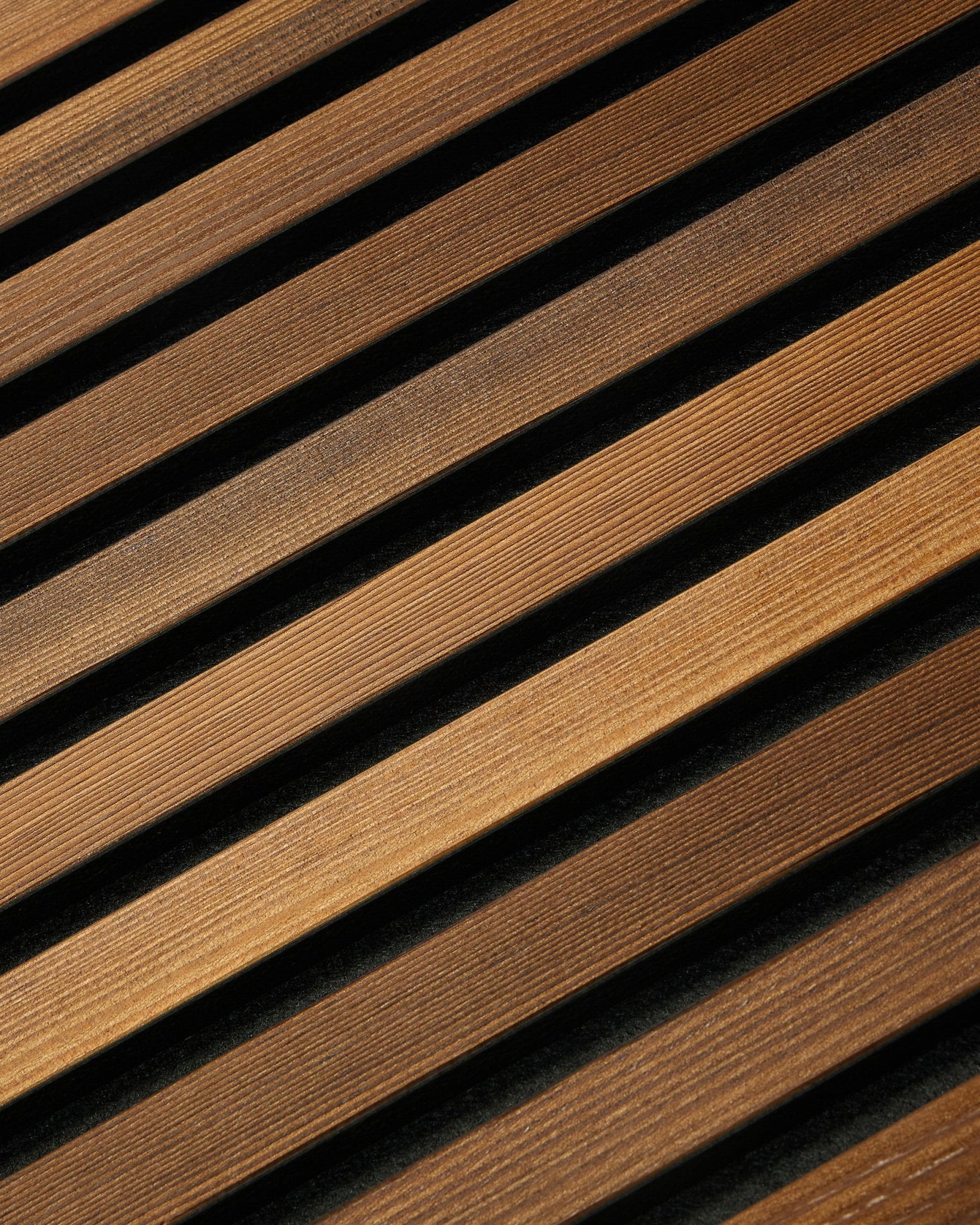 WoodUpp Akupanel Rustic in larice termotrattato (240x60 cm) presenta doghe acustiche diagonali brown che creano un look nordico a righe con delicati dettagli in ombra.