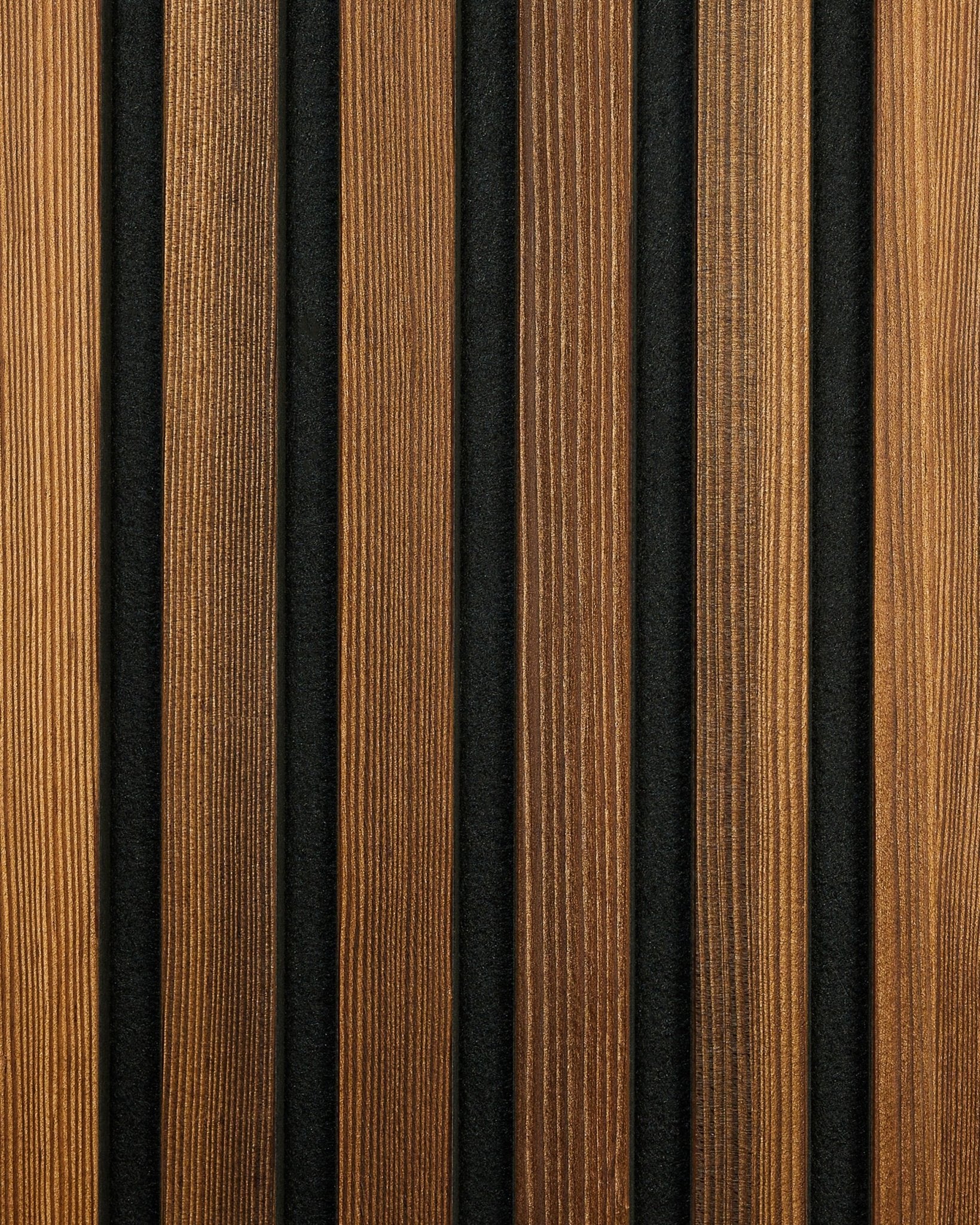 Campione WoodUpp Akupanel Rustic in termotrattato Larch, con doghe acustiche in legno vertical dalla venatura naturale e scanalature black, che valorizzano un design nordico.