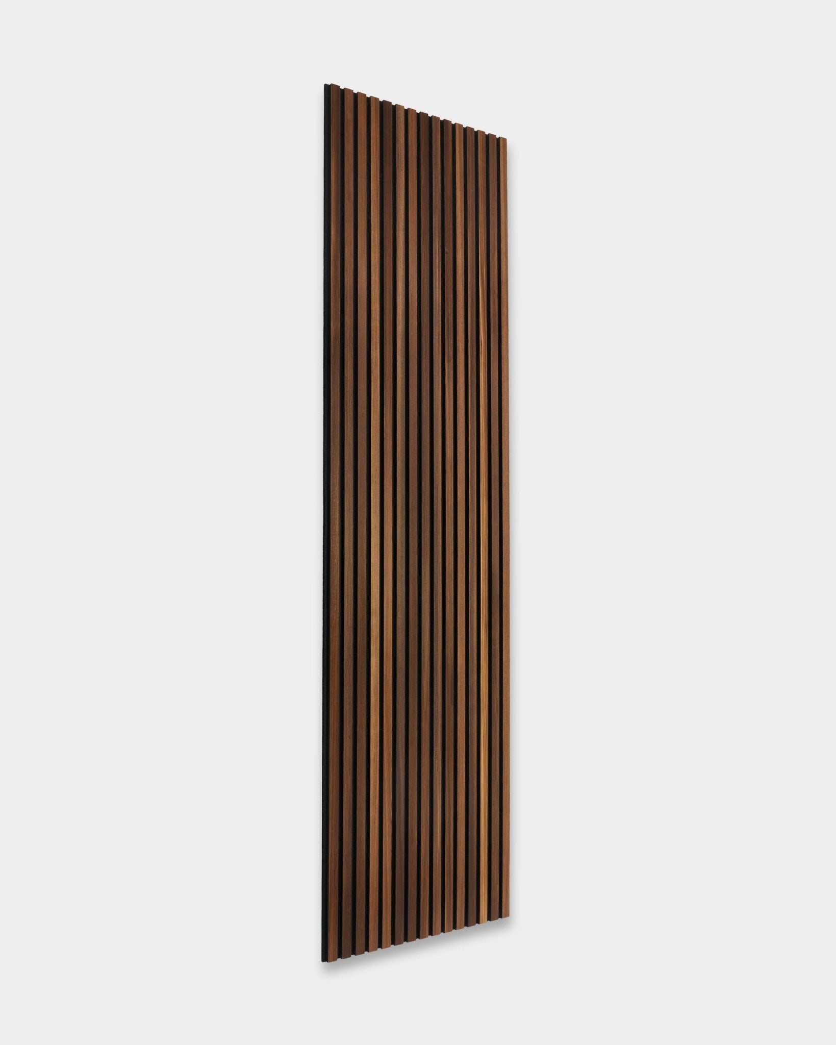WoodUpp Rustic Akupanel, un Pannello acustico in larice termotrattato da 300x60 cm con doghe vertical, presenta un design scandinavo minimalista per l’installazione a parete.